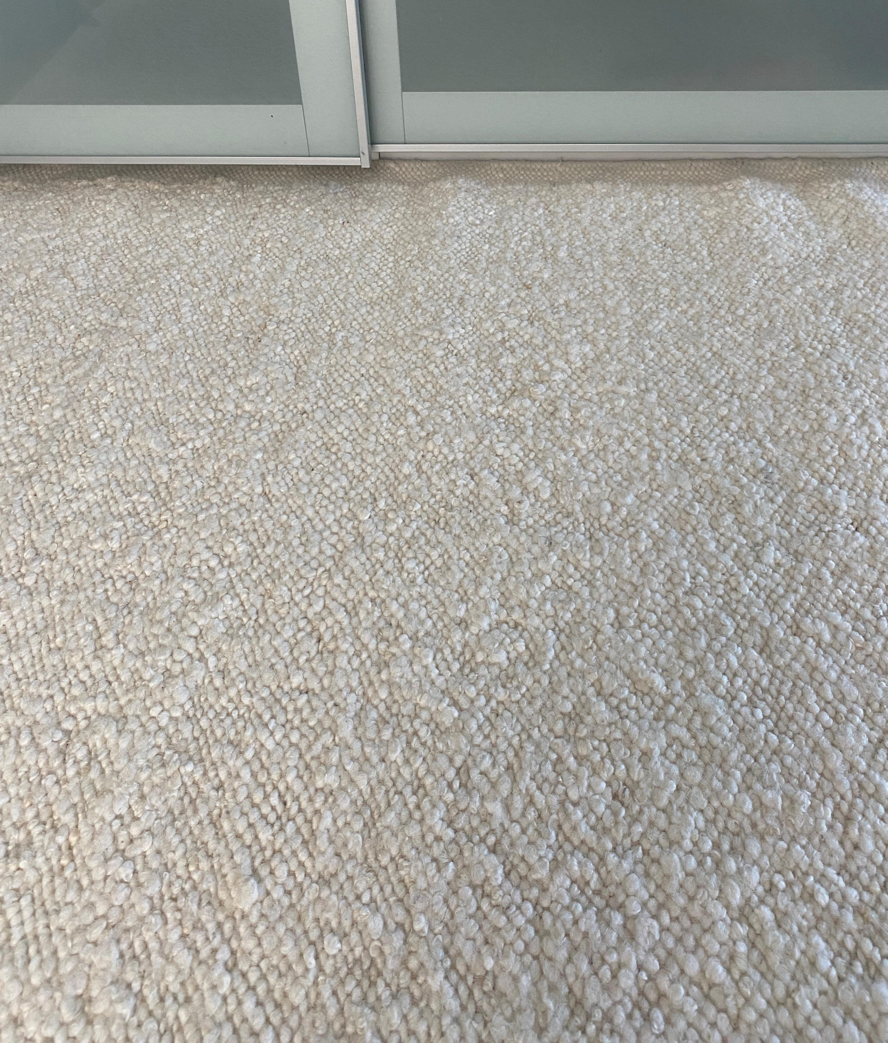Schneeteppich - Wolle Off White Cream Plain Teppich mit Struktur, handgewebt (21. Jahrhundert und zeitgenössisch) im Angebot