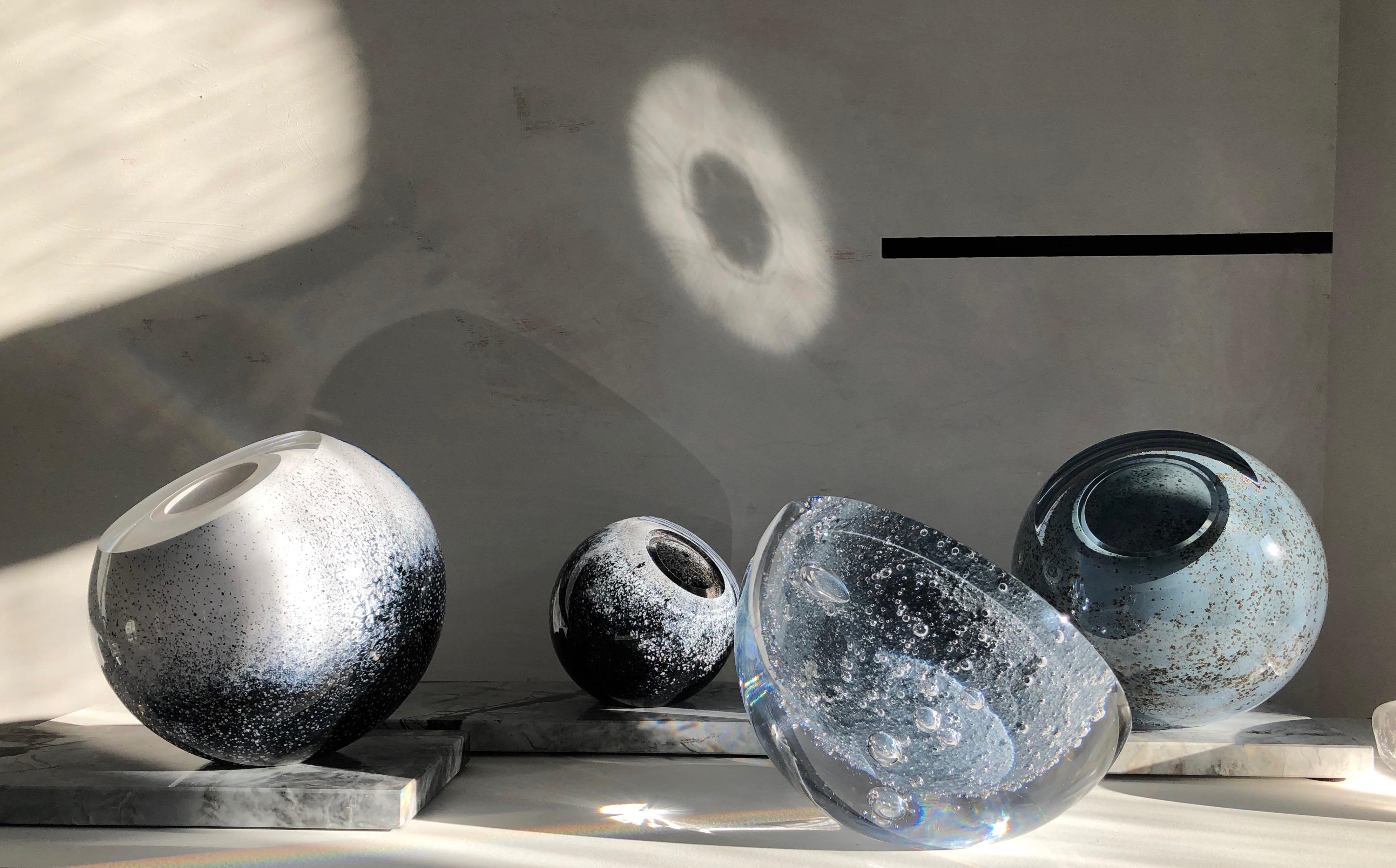 „Arctica“ kugelförmige Vase aus mundgeblasenem Glas in Weiß, Blau und Gold mit Cluster im Angebot 1