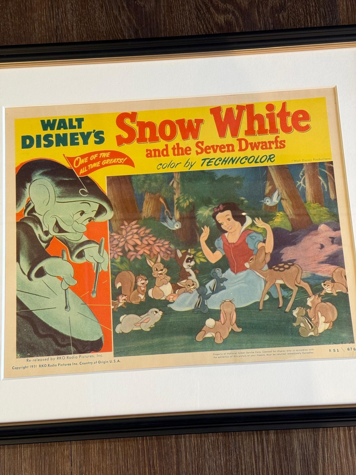 Schneewittchen (1951r) - FRAMED
Lobby-Karte (11 x 14 Zoll)

Original 1951 Re-Release US Lobby Card #3.

Diese Lobbykarte fängt den ikonischen Moment ein, in dem Schneewittchen aufwacht und sich von den sieben Zwergen umringt sieht, deren neugierige