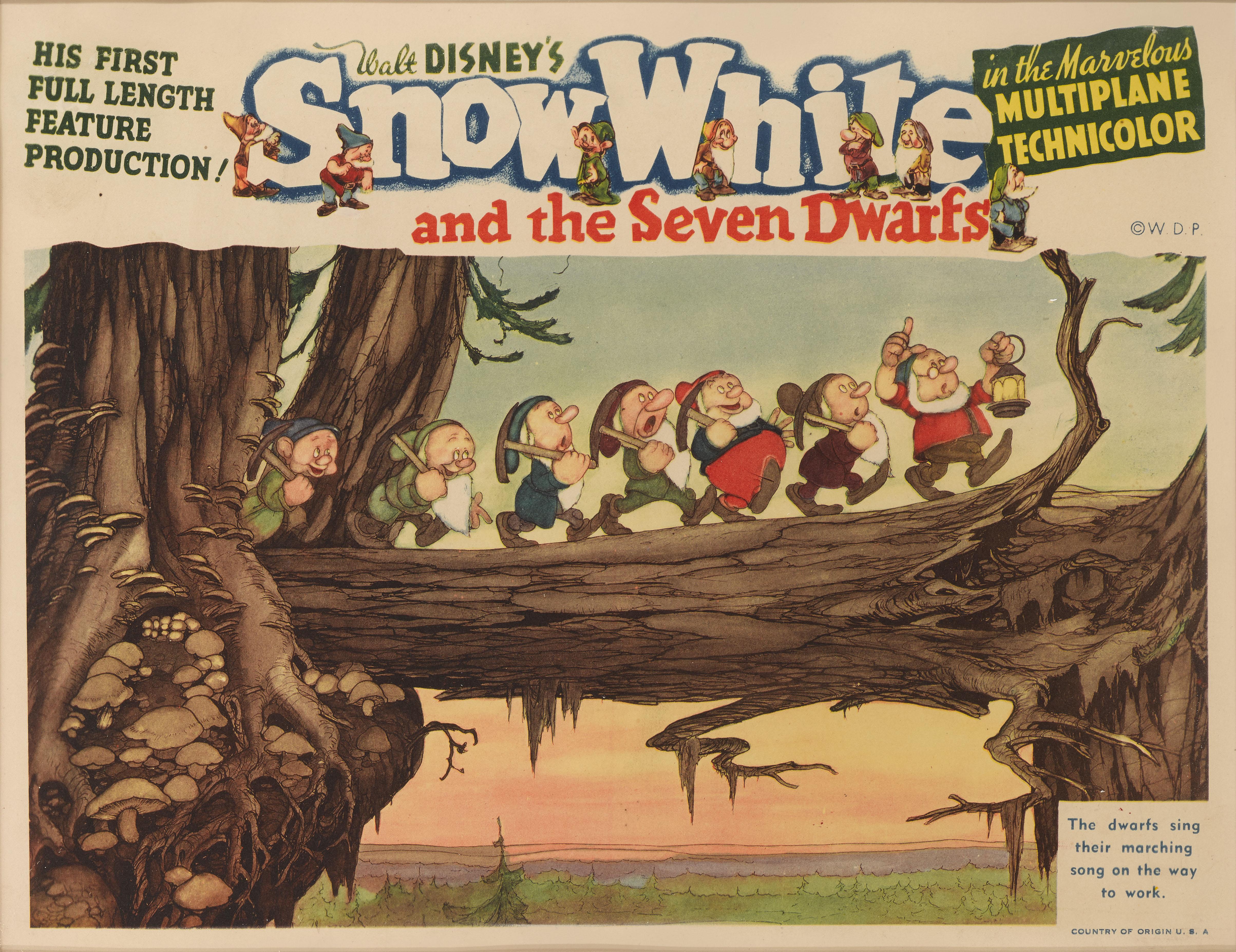 Lobby card original de EE.UU. para Blancanieves y los siete enanitos de 1937.
Esta pieza se habría utilizado para anunciar la película en el vestíbulo del cine. 
Fue el primer largometraje de animación de Walt Disney y, cuando se estrenó en 1937,