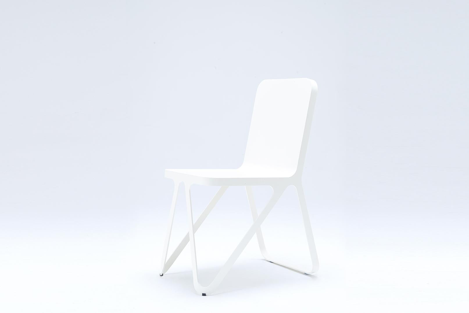 Snow white loop chair by Sebastian Scherer
Dimensions: D 57x W 40 x H 80 cm
Material: aluminium.
Weight: 51 kg.
Also available: Colors: Snow white / light sand / sun yellow / clay orange / rust red / space blue / graphite grey / dark bronze /