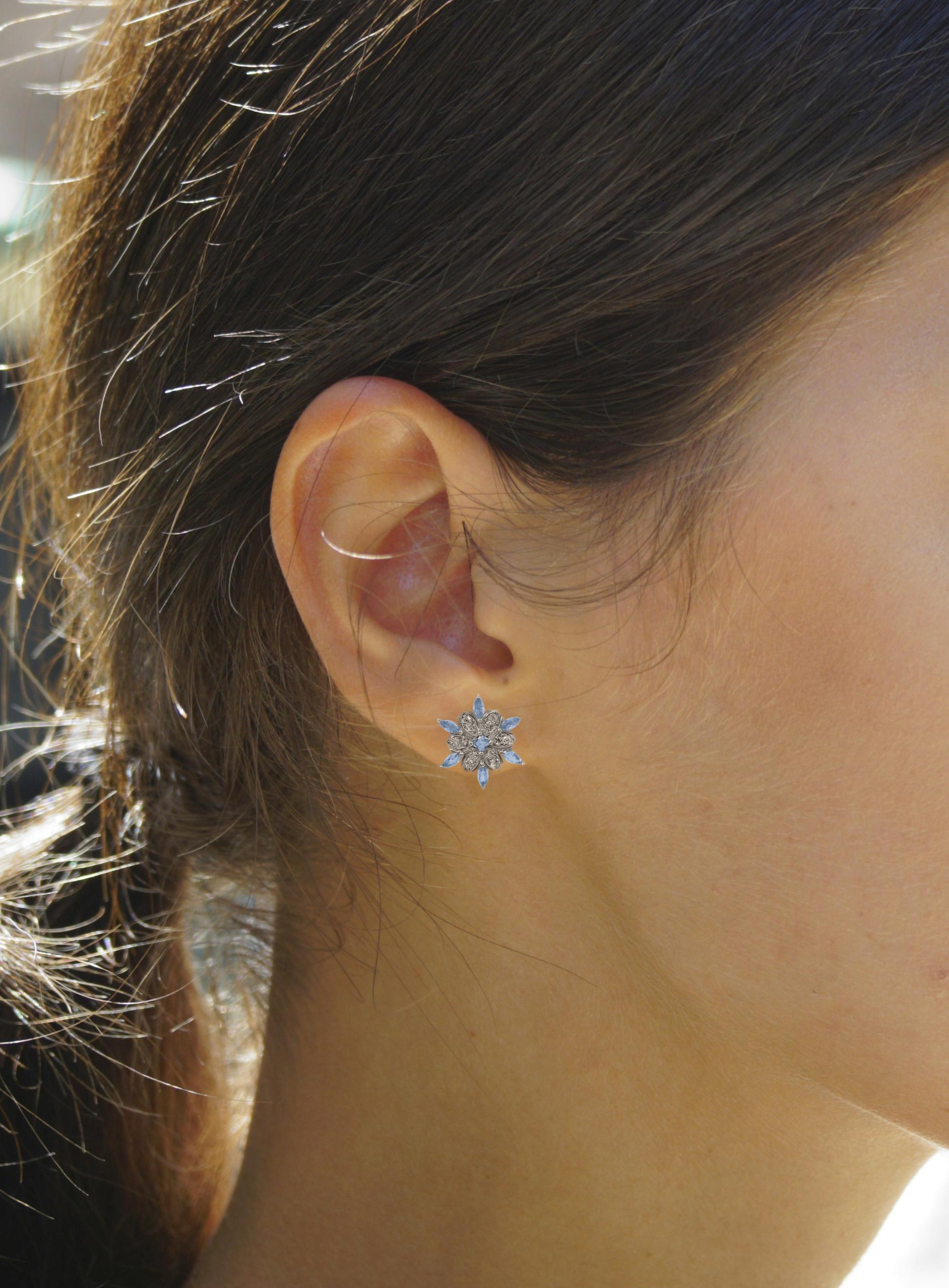 Round Cut Snowflake 14k gold earrings For Sale