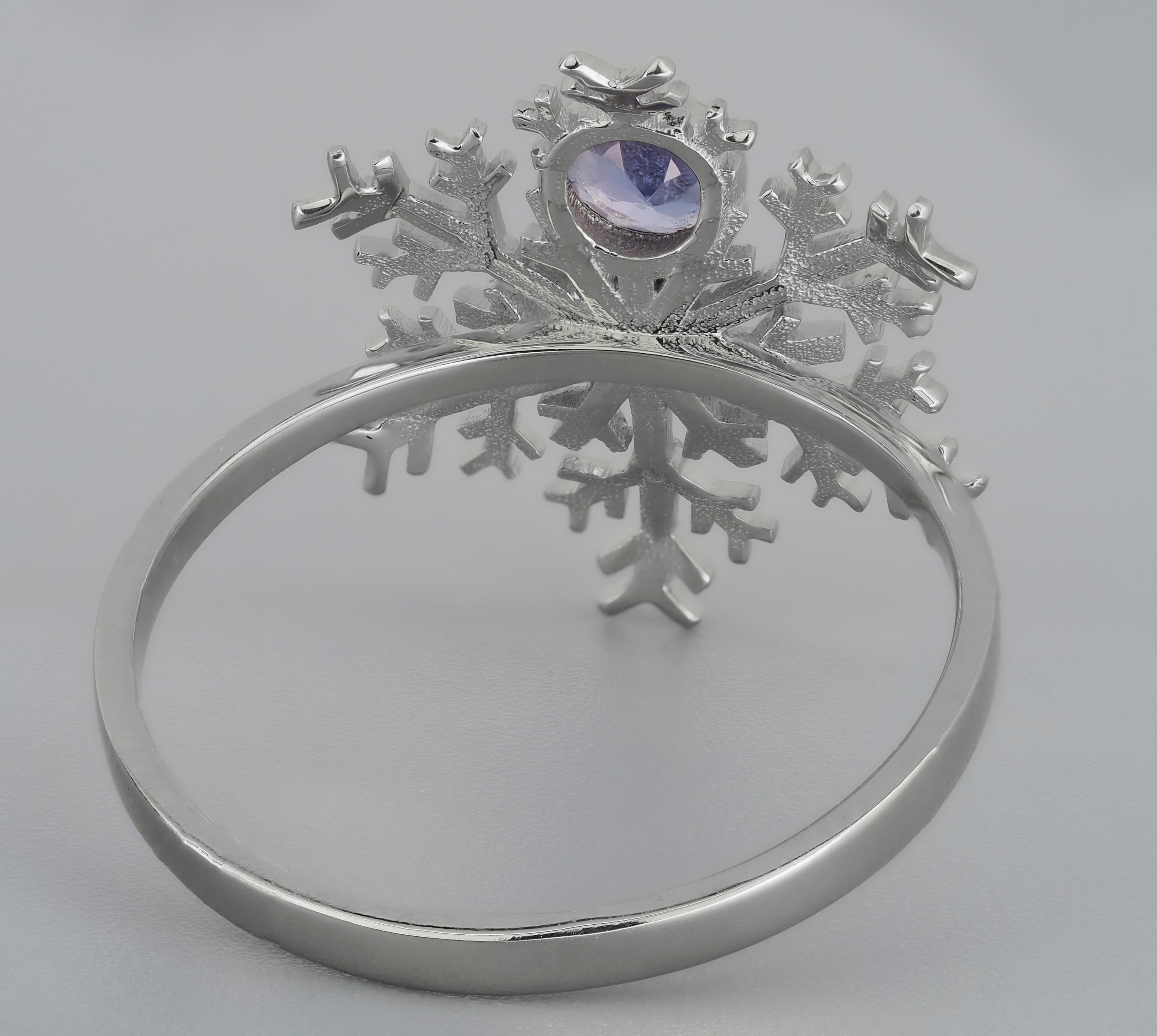 En venta: Anillo de oro de 14 quilates Copo de Nieve con tanzanita y diamantes.  9