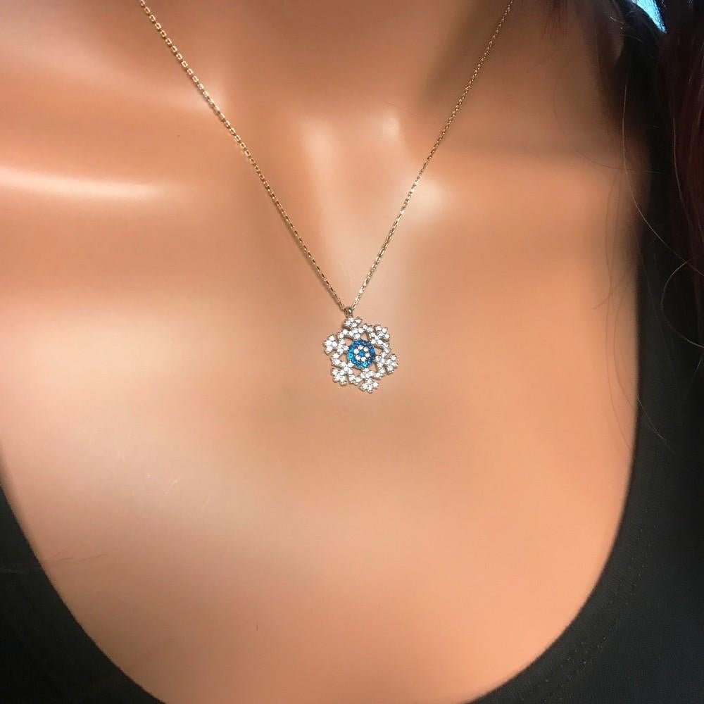 Moderne Collier à breloques flocon de neige en or massif 14 carats. Pendentif flocon de neige en or. en vente
