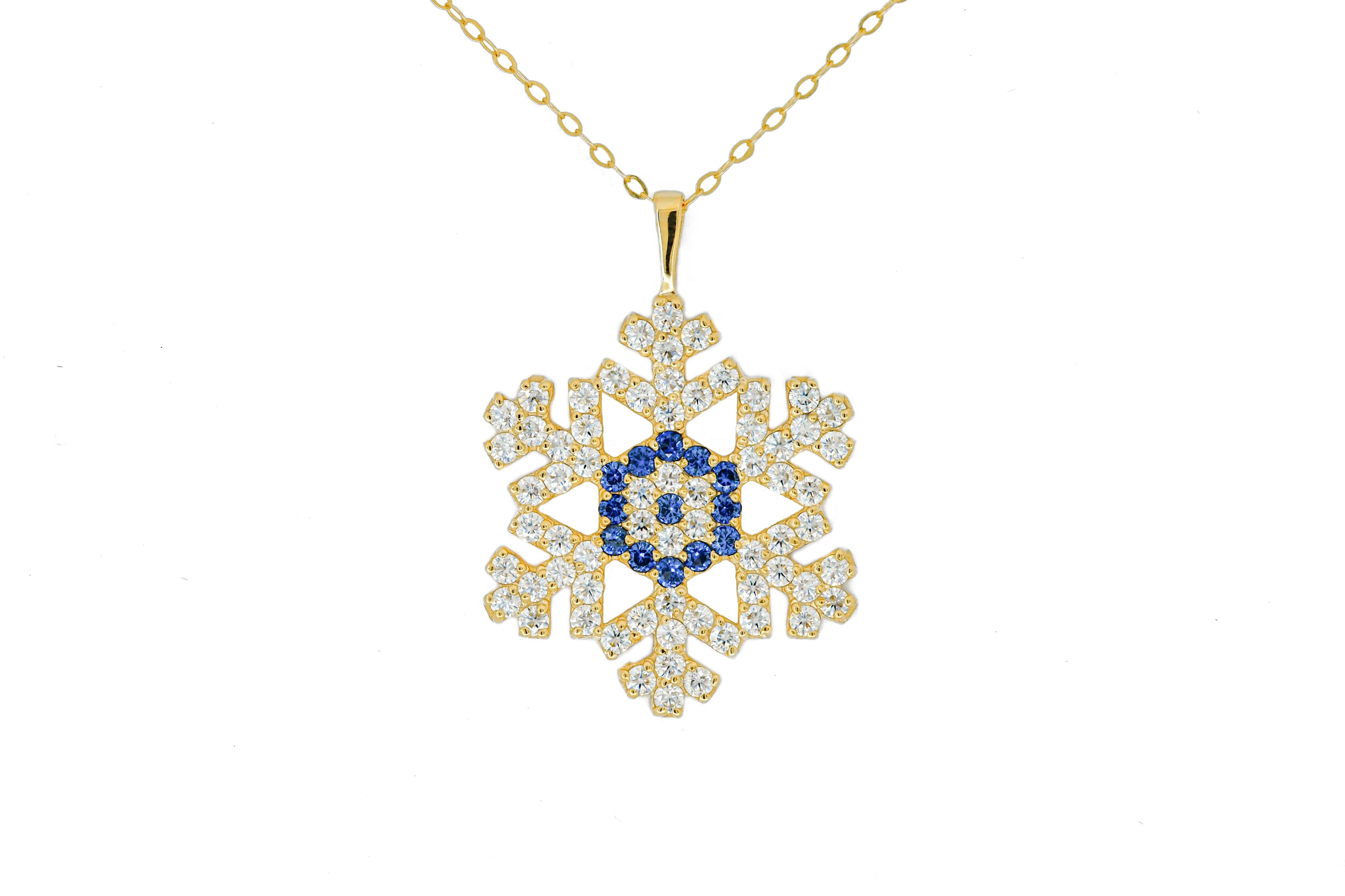 Snowflake charm necklace in 14k solid gold. Gold Snowflake Pendant. In New Condition In Istanbul, TR