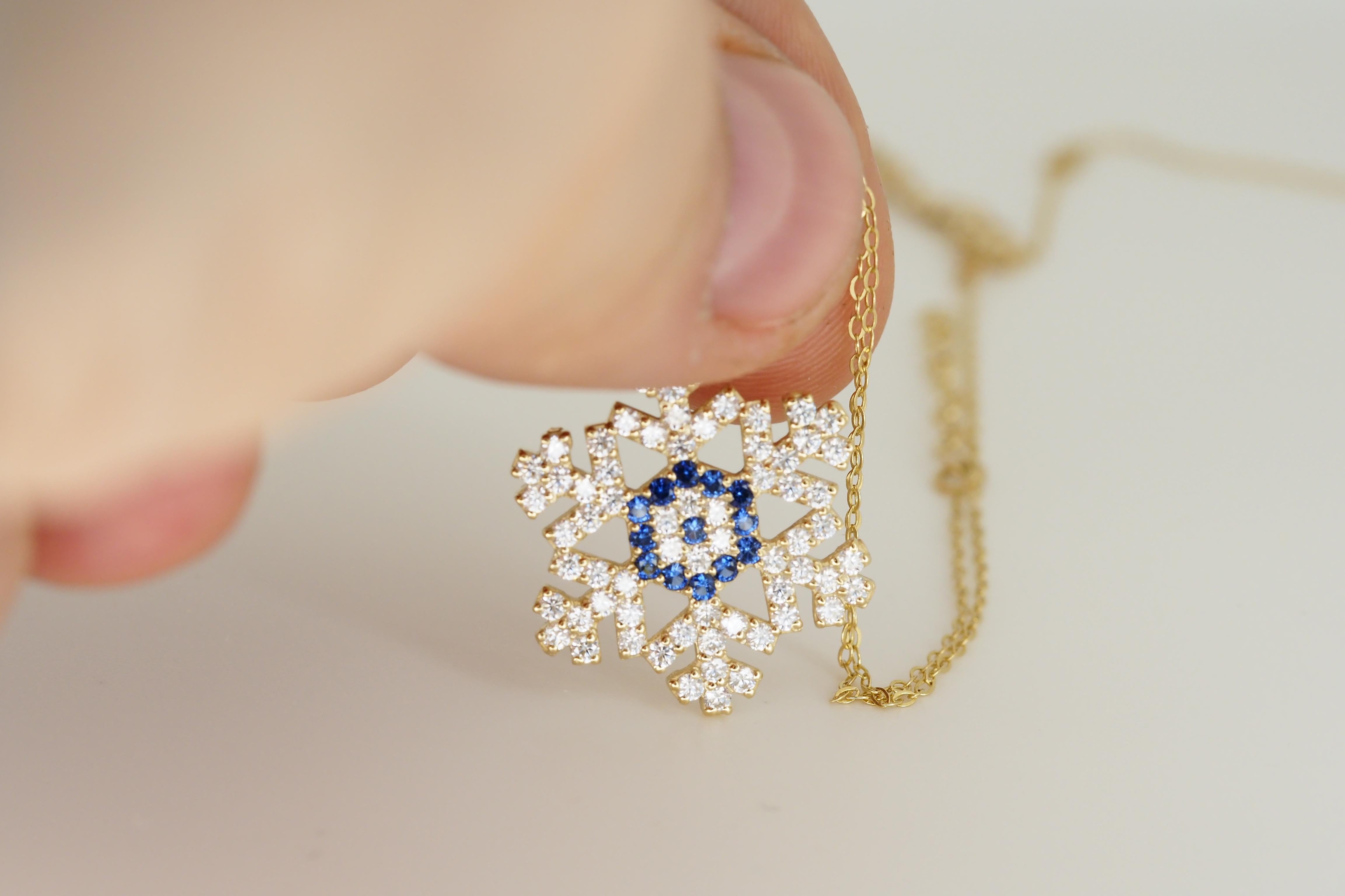 Collier à breloques flocon de neige en or massif 14 carats. Pendentif flocon de neige en or. en vente 3