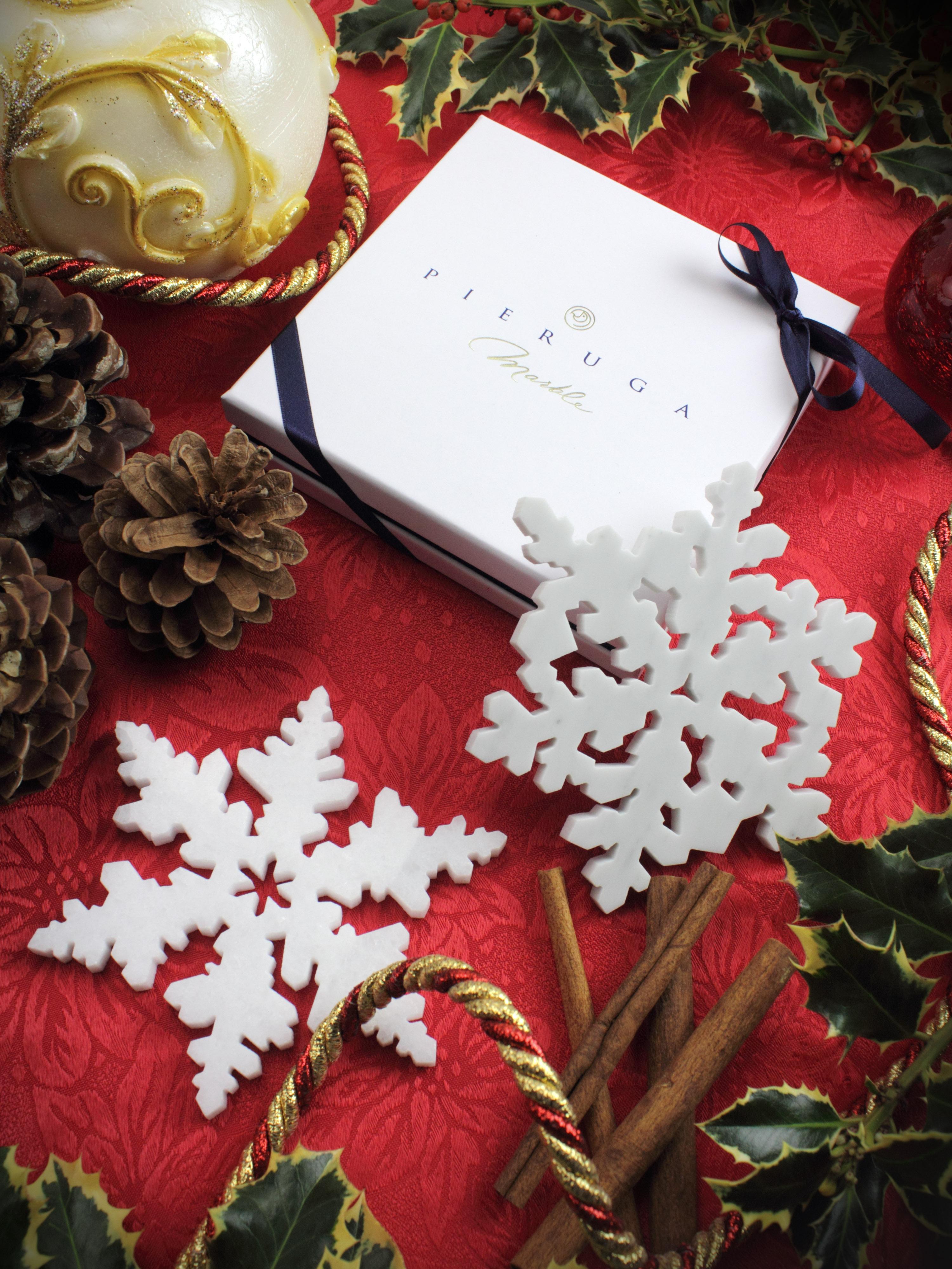 Untersetzer oder Weihnachtsbaumdekoration aus weißem Marmor, handgefertigt, Italien (Moderne) im Angebot