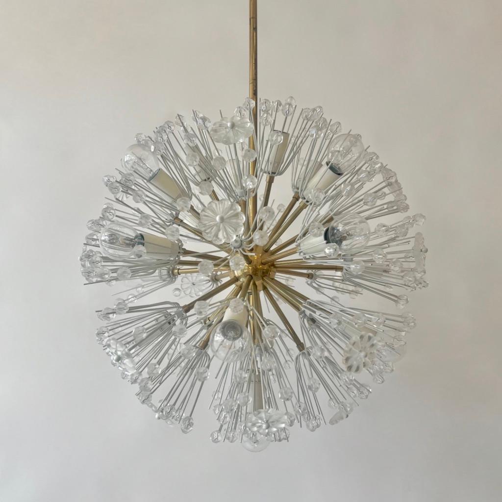 Lampadario Sputnik d'epoca in cristallo a fiocco di neve di Emil Stejnar per la manifattura austriaca Rupert Nikoll, anni '60 circa.
50 cm di diametro, 80 cm di altezza.
Molto luminoso e decorativo. 13 lampadine E14, compatibili con le lampadine LED.