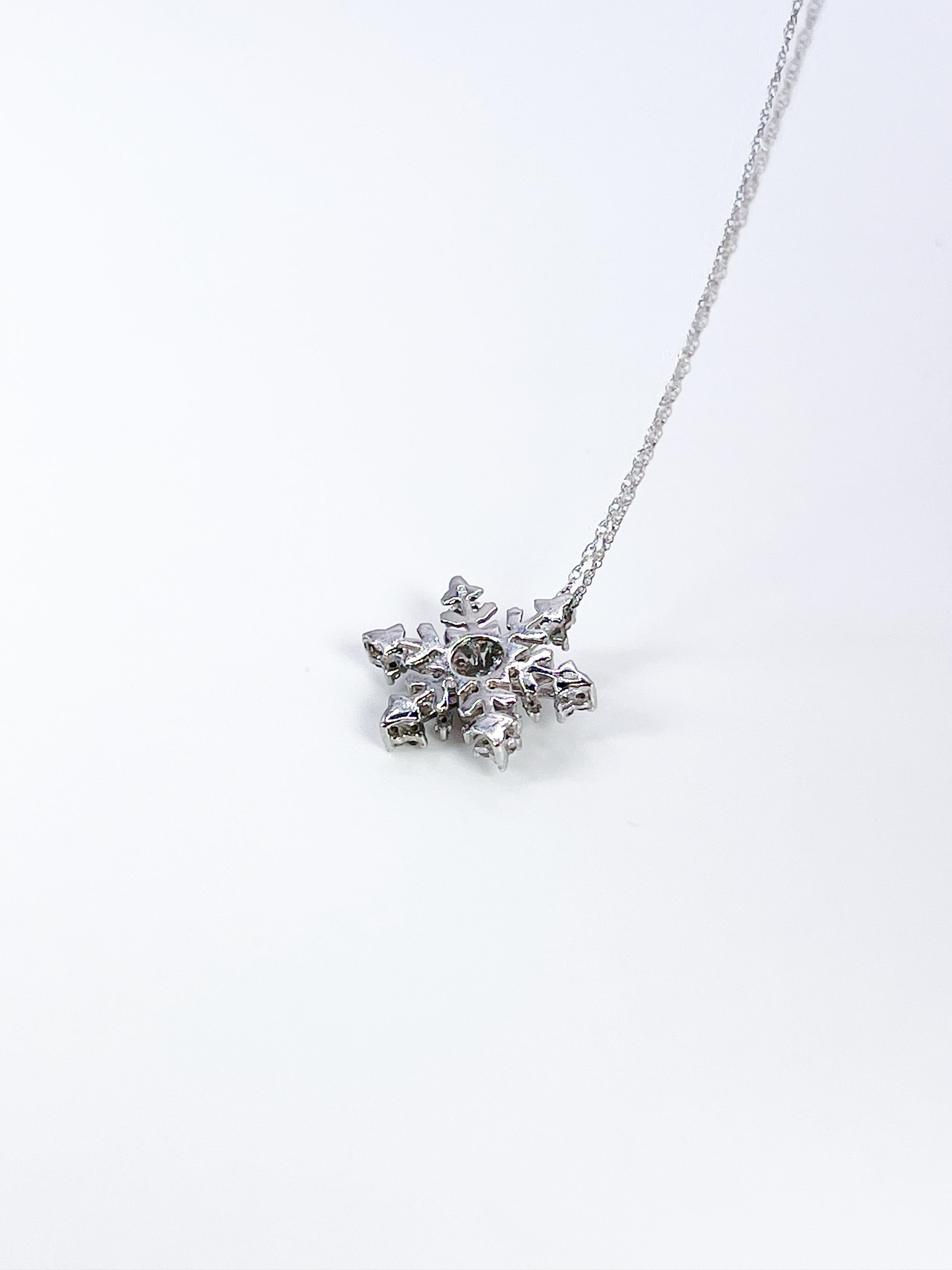 Snowflake diamond pendant necklace in 10KT white gold, chain is 18 inches.

GRAM WEIGHT: 1.77gr
GOLD: 10KT white gold

NATURAL DIAMOND(S)
Cut: Round, Baguette
Color: I (average)
Clarity: SI-I (averge)
Carat: 0.40ct
NECKLACE IS 18 INCHES LONG

WHAT