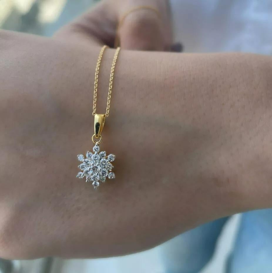 Taille ronde Collier pendentif flocon de neige en or 14 carats en vente
