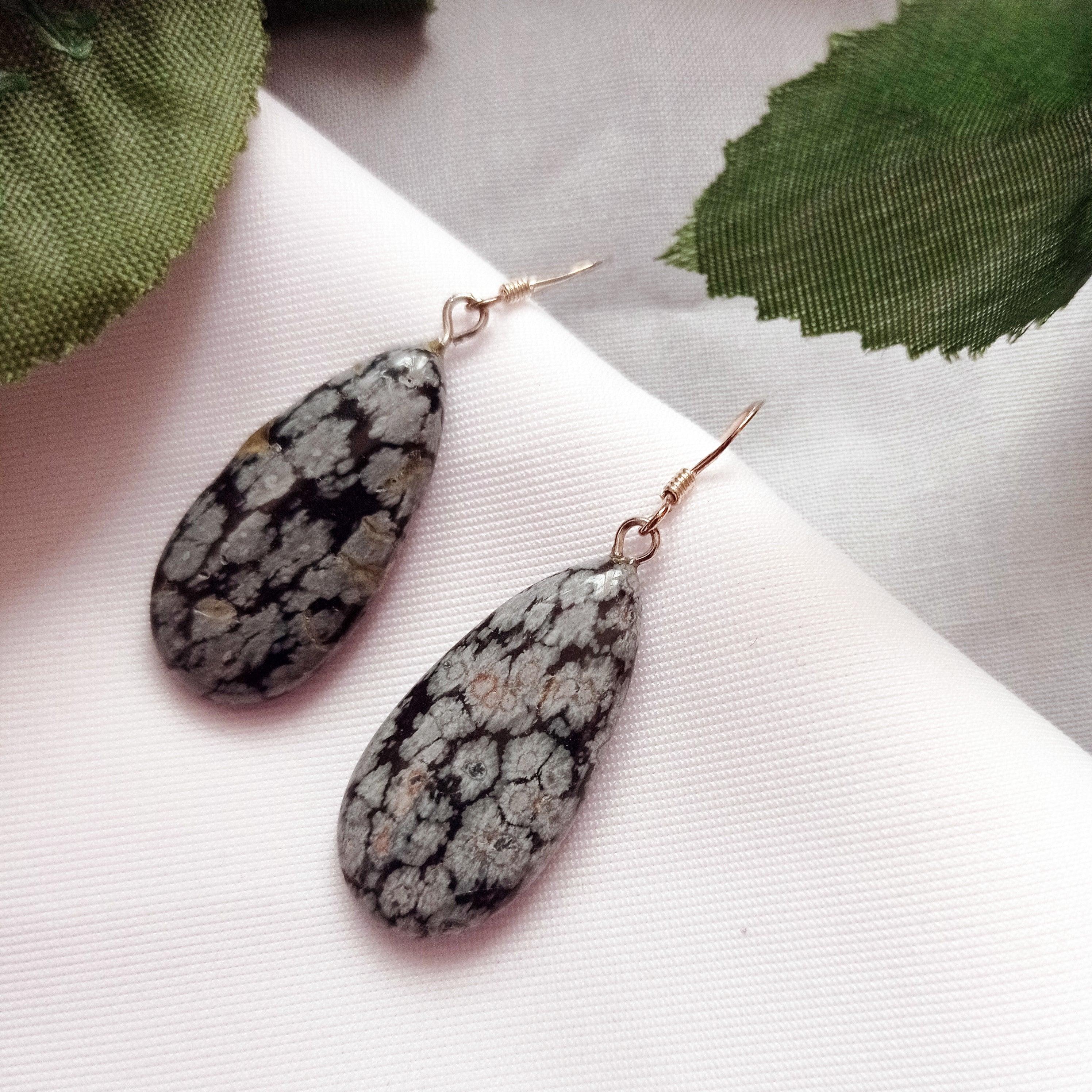 Orecchini di ossidiana a fiocco di neve, orecchini a goccia in argento Sterling by nlanlaVictory In condizioni Nuovo in vendita a London, GB