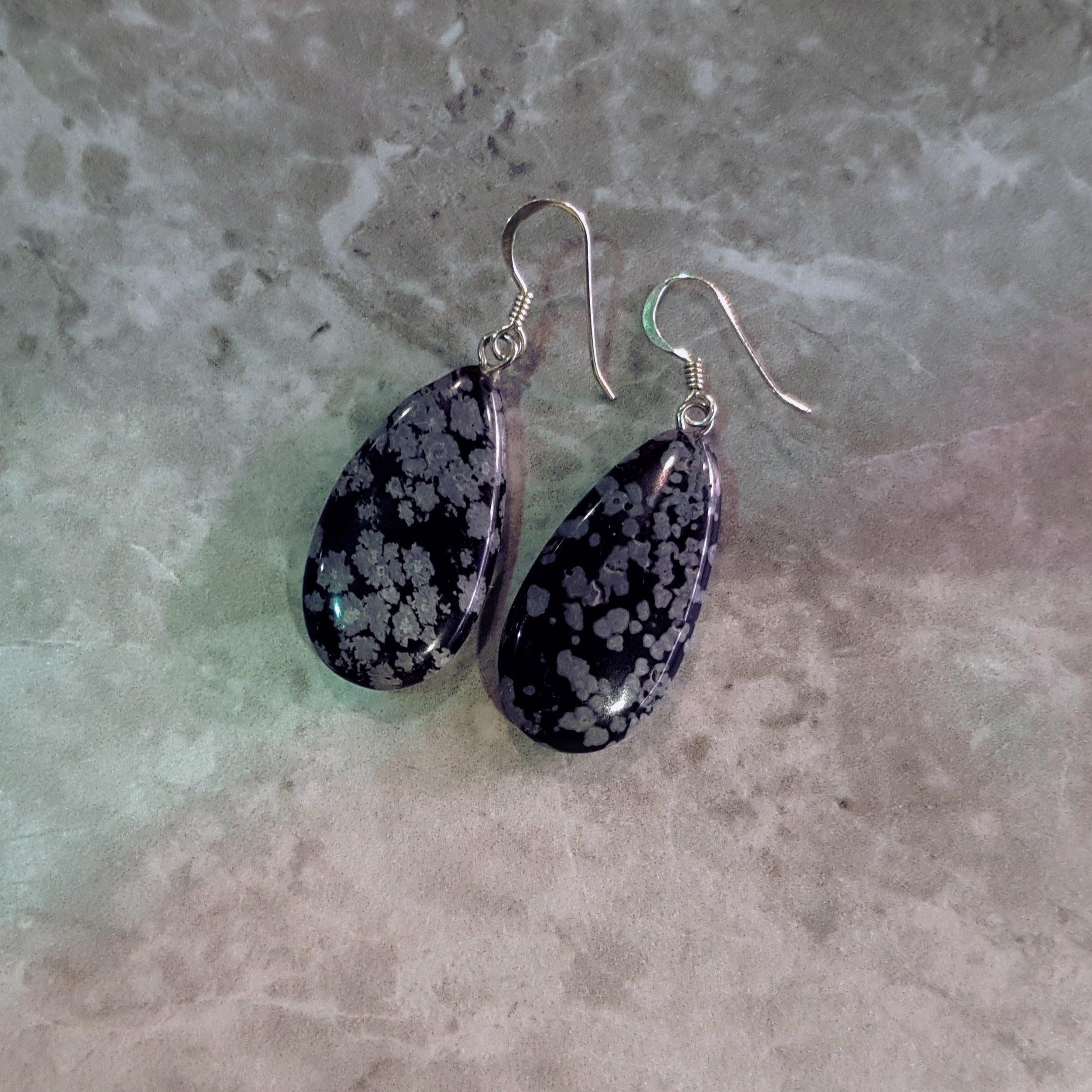 Donna Orecchini di ossidiana a fiocco di neve, orecchini a goccia in argento Sterling by nlanlaVictory in vendita