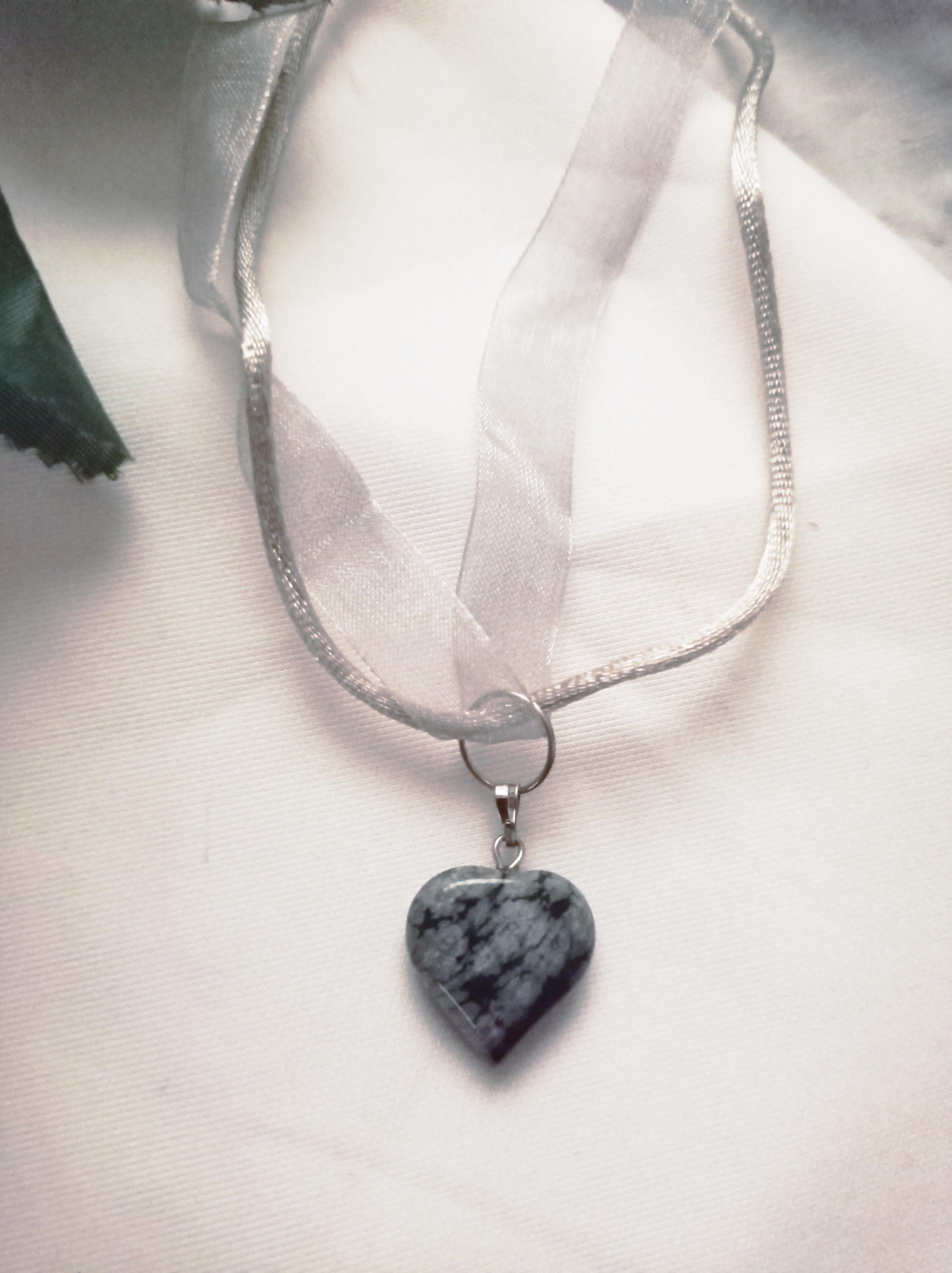 Ajoutez une touche d'élégance à votre collection de bijoux avec notre magnifique collier pendentif en obsidienne flocon de neige en forme de cœur, créé dans notre style signature. Cet élégant collier est composé d'un ruban et d'un cordon en organza