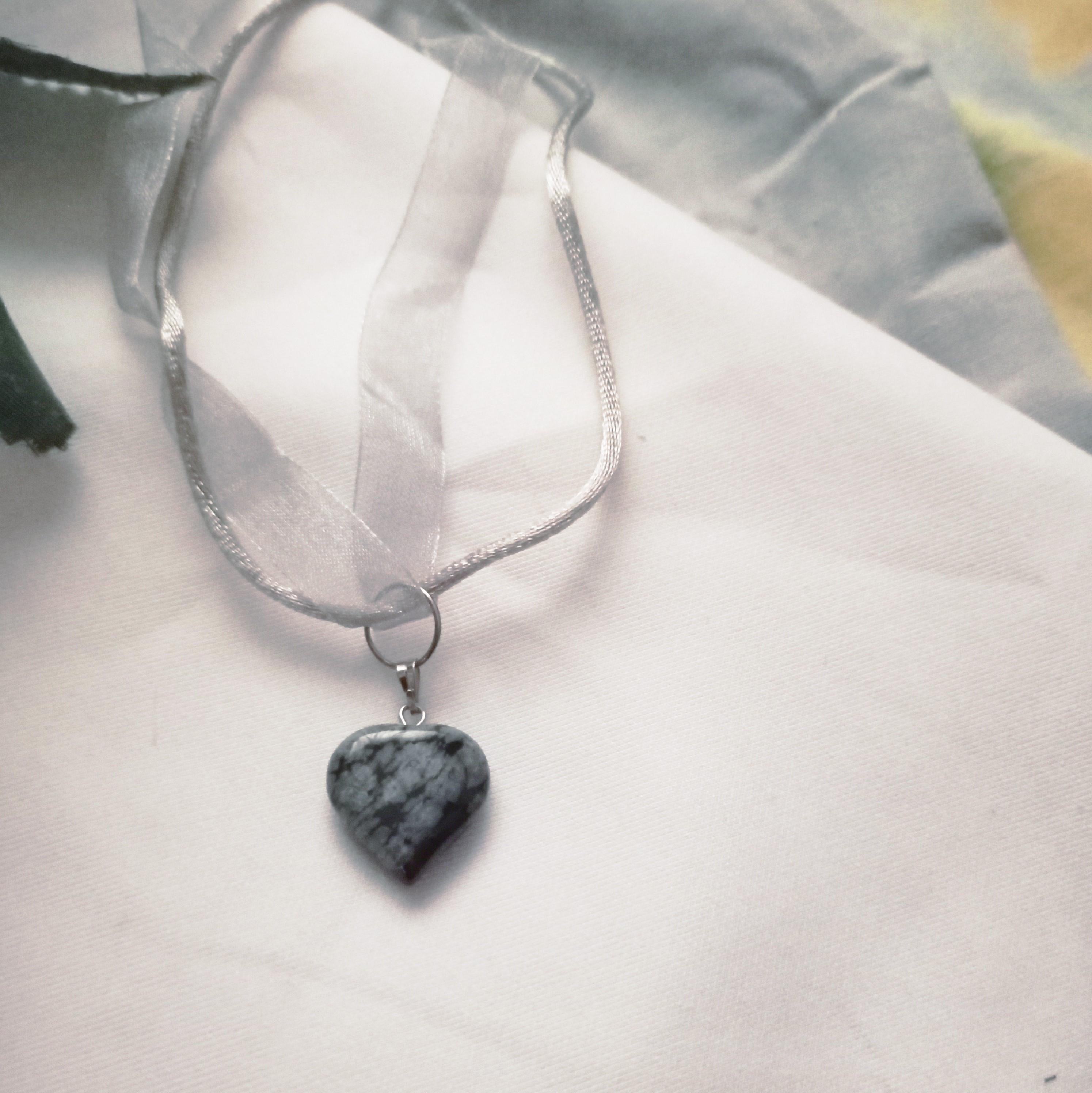 Collier de flocon de neige en obsidienne et organza Neuf - En vente à London, GB