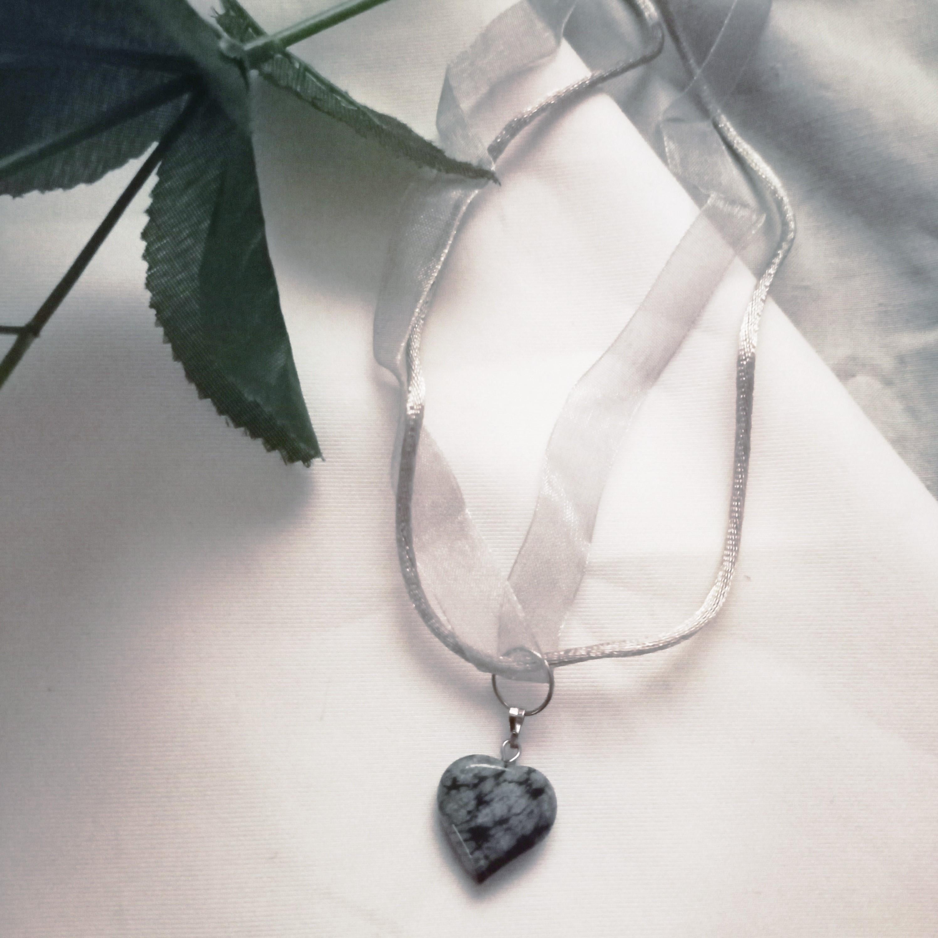 Collier de flocon de neige en obsidienne et organza en vente 1
