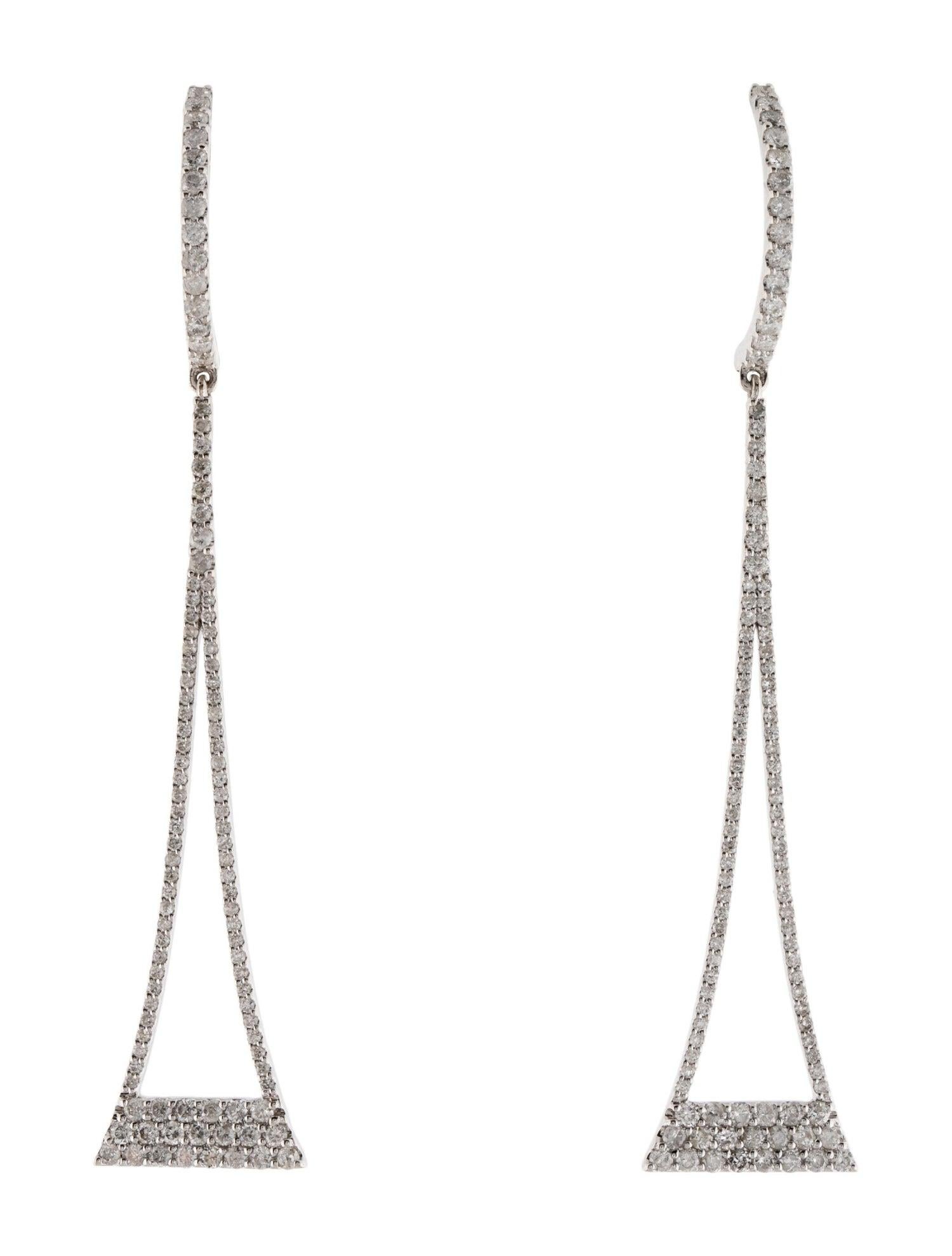 Scopri l'incantevole bellezza dell'inverno con i nostri orecchini con diamanti Snowflake Soirée. Questo squisito pezzo fa parte della nostra collezione caratterizzata da scintillanti diamanti bianchi che imitano la delicata intricatezza dei fiocchi