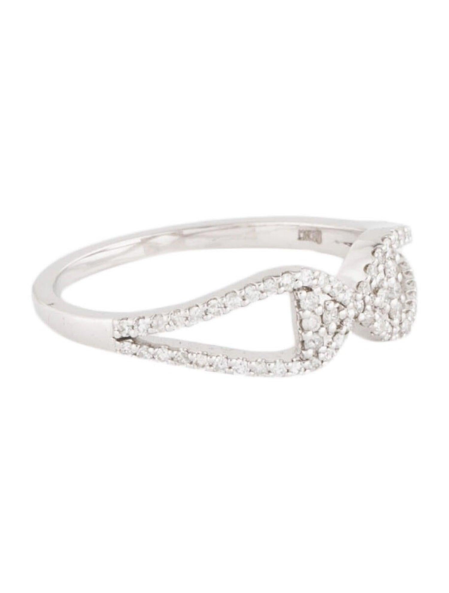 Erleben Sie die bezaubernde Schönheit des Winters mit unserem Snowflake Soirée Diamond Ring, einer faszinierenden Kreation aus unserer exquisiten Kollektion. Dieser Ring ist mit funkelnden weißen Diamanten besetzt, die so angeordnet sind, dass sie