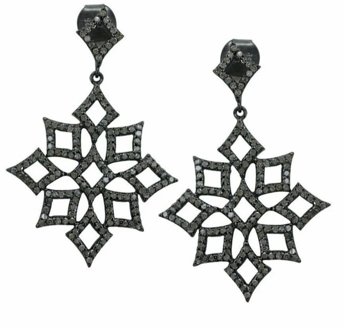 Orecchini con fiocchi di neve e pavé di diamanti in argento 925 per il regalo di Natale. in vendita 1