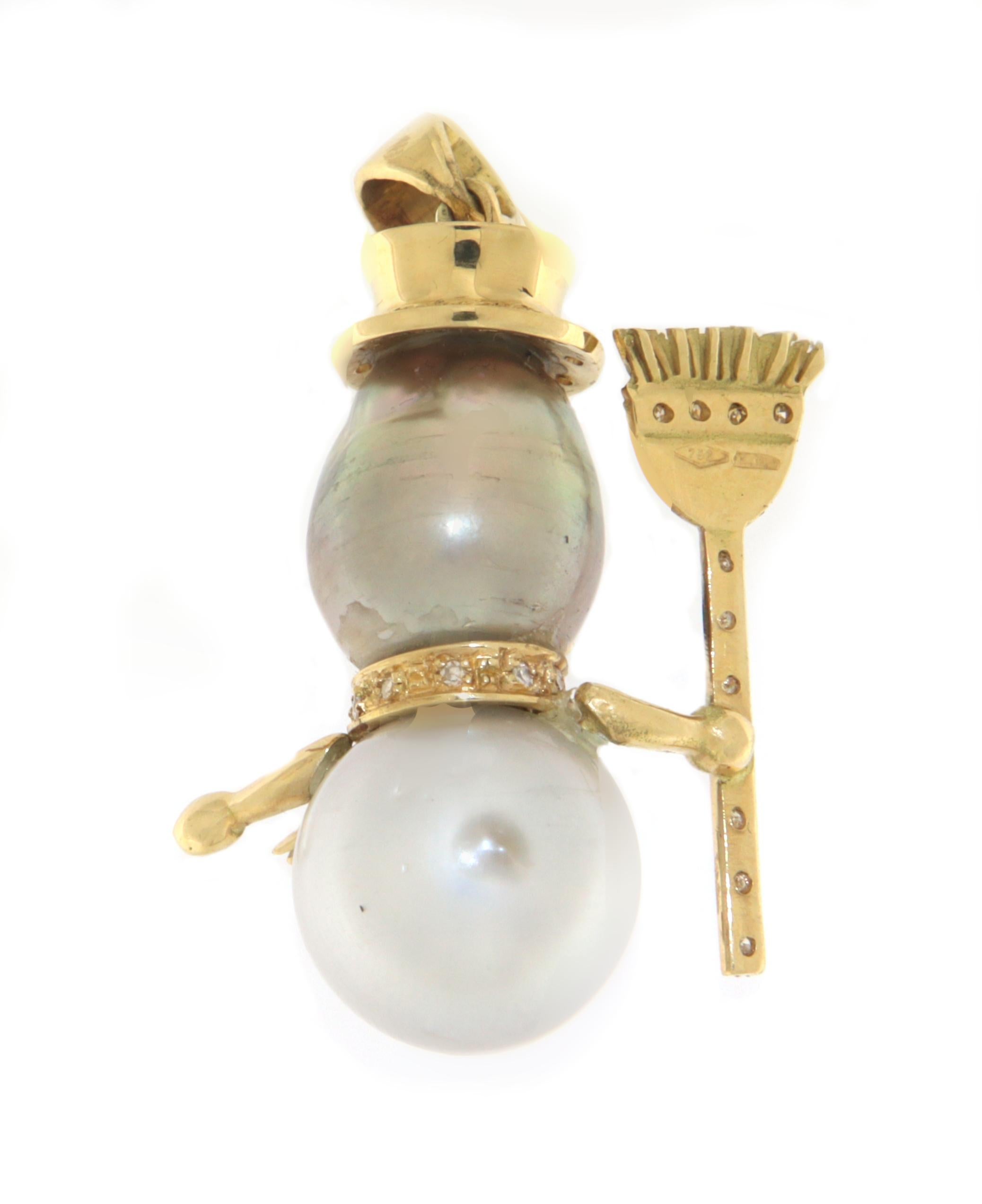This exquisite pendant features an adorable snowman crafted in 18-carat yellow gold, perfect for anyone seeking a unique and precious piece of jewelry. The design is meticulously detailed: the snowman's head and body are made from two high-quality