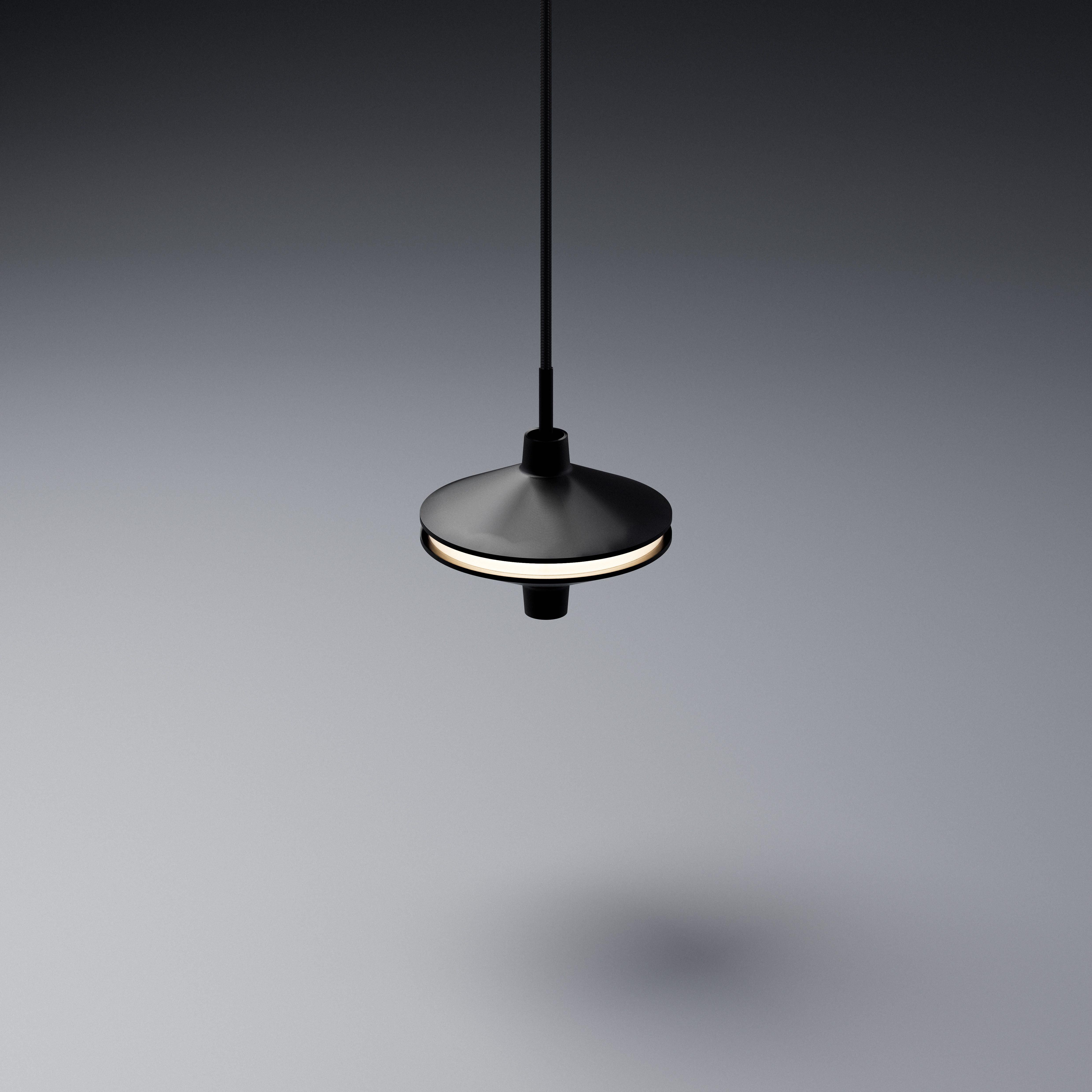 Snua Lamp von Erwan Louis ist eine elegante Verschmelzung von Form und Funktion, inspiriert von der Nostalgie der Kindheit. Diese exquisite Leuchte, die sowohl als Decken- als auch als Tischleuchte erhältlich ist, besticht durch ihr schlankes Design