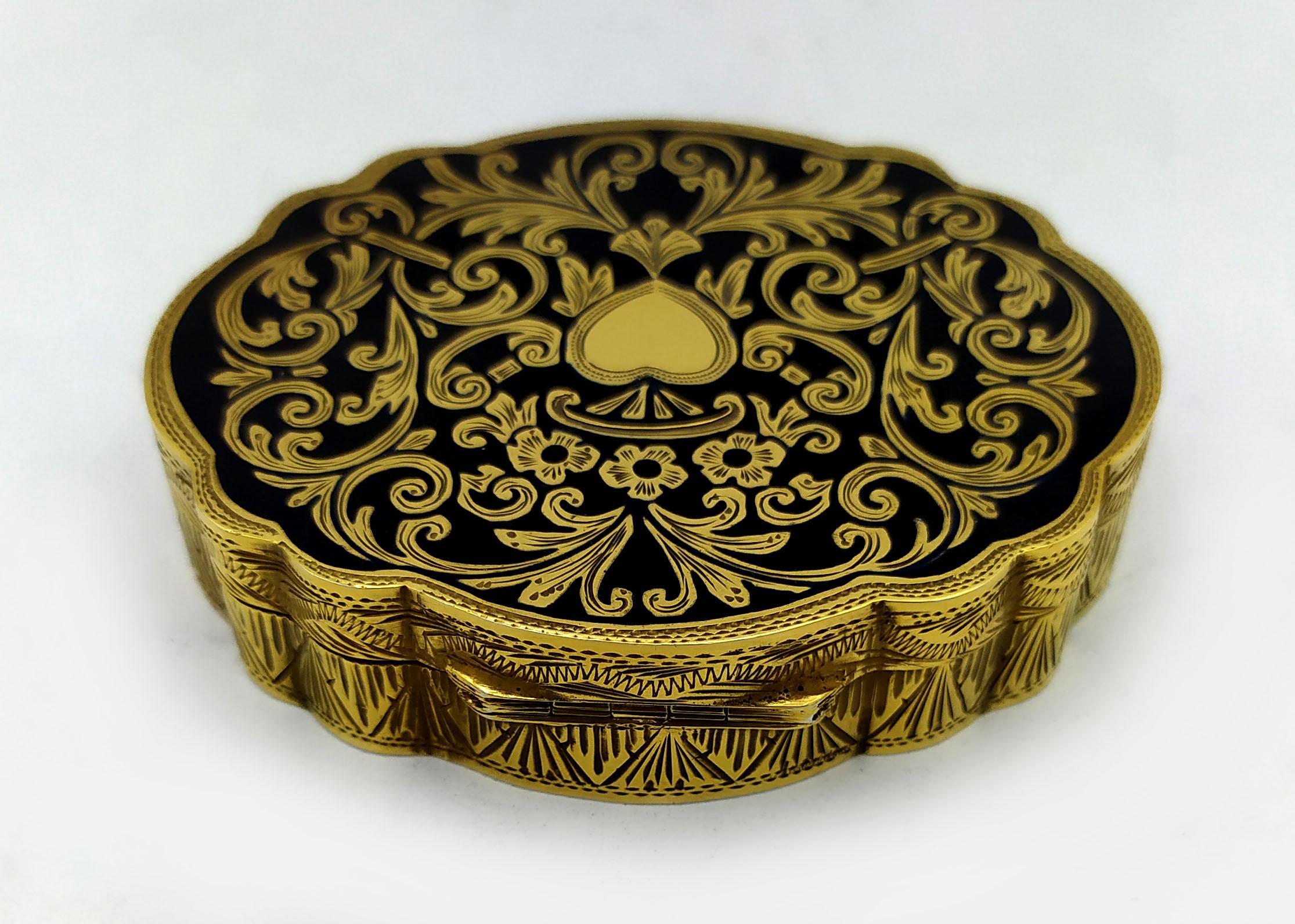 Snuff Box Black enamel Baroque style engraving Sterling Silver Salimbeni  In Excellent Condition For Sale In Firenze, FI