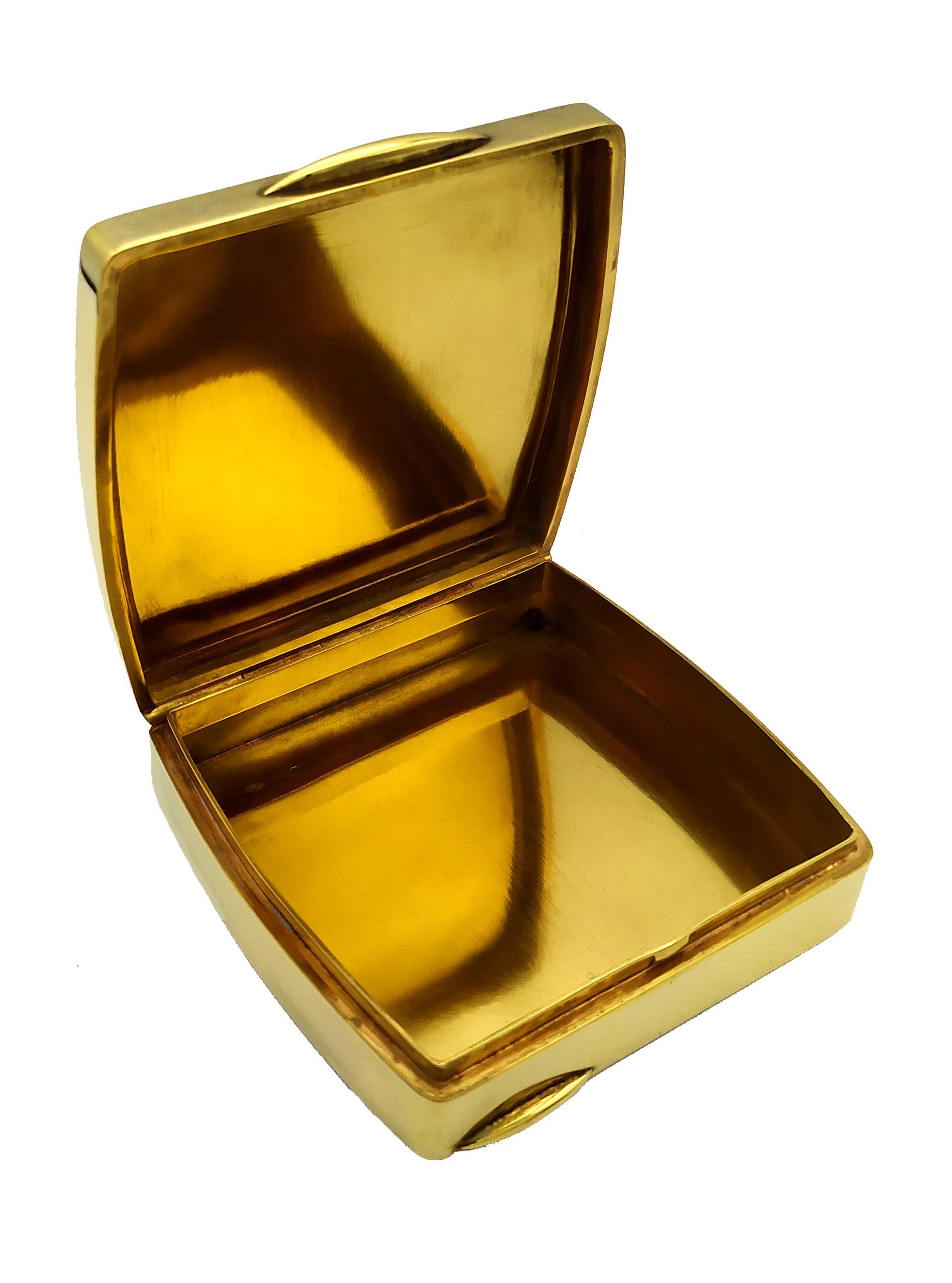 Tabatière carrée à deux faces légèrement bombées en argent sterling 925/1000 doré à l'or fin avec émail cuit translucide sur guillochè et miniature de bouquet de fleurs peinte à la main, de style Art nouveau viennois de la fin du XIXe siècle, avec