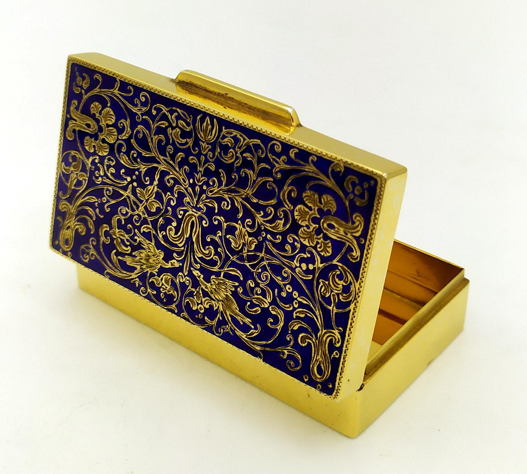 Rectangular snuffbox in 925/1000 sterling silver gold plated with fine hand engraving, fire enamelled, in “Rococo” style from the early 19th century. Measurements cm. 4.5 x 7.7 x 2. Weight gr. 135. Designed by Franco Salimbeni in 1981 and produced