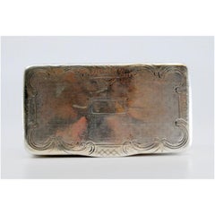 Snuff box in beaded silver with engraved hinged lid