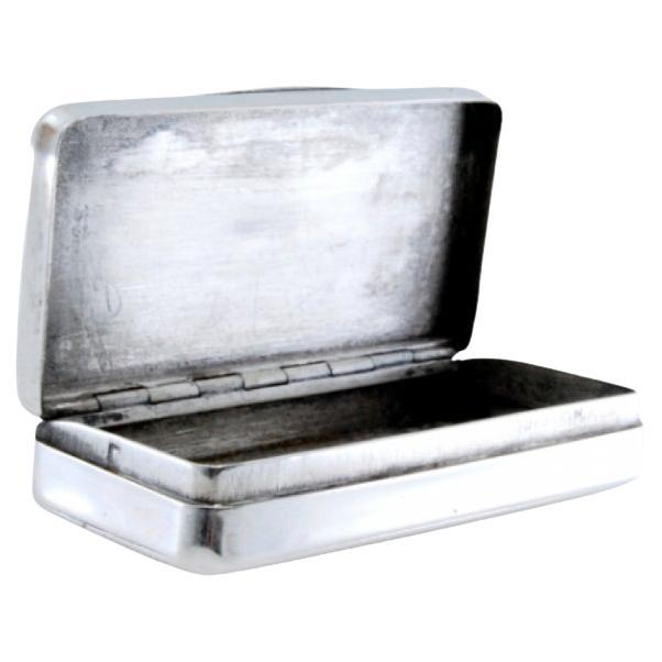 Snuff box in beaded silver with engraved hinged lid