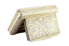 Snuff box in embossed gilt silver with hinged lid