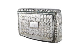 Tabatière en argent repoussé et perlé sur le boîtier