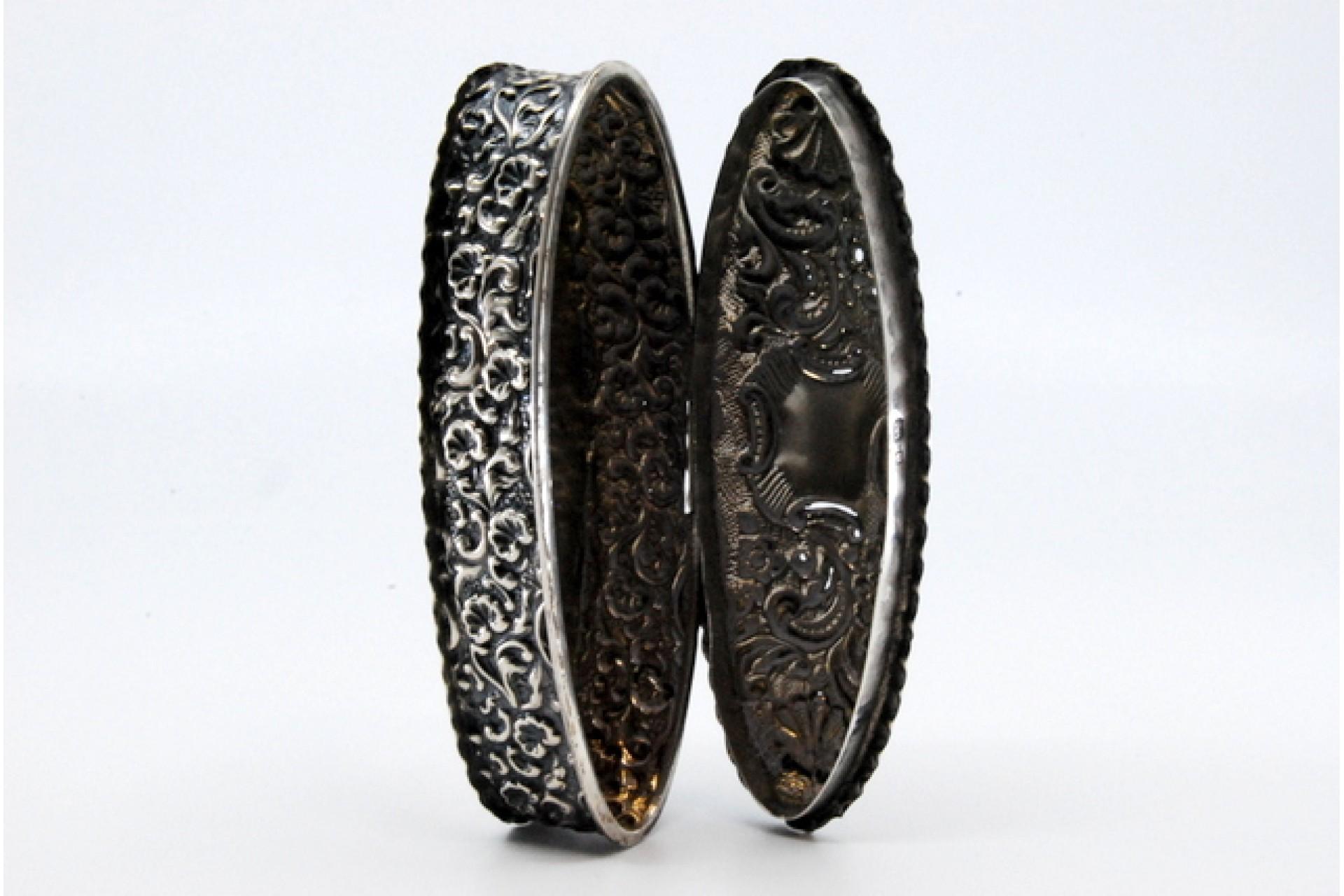 Snuff box in embossed silver im Angebot 4