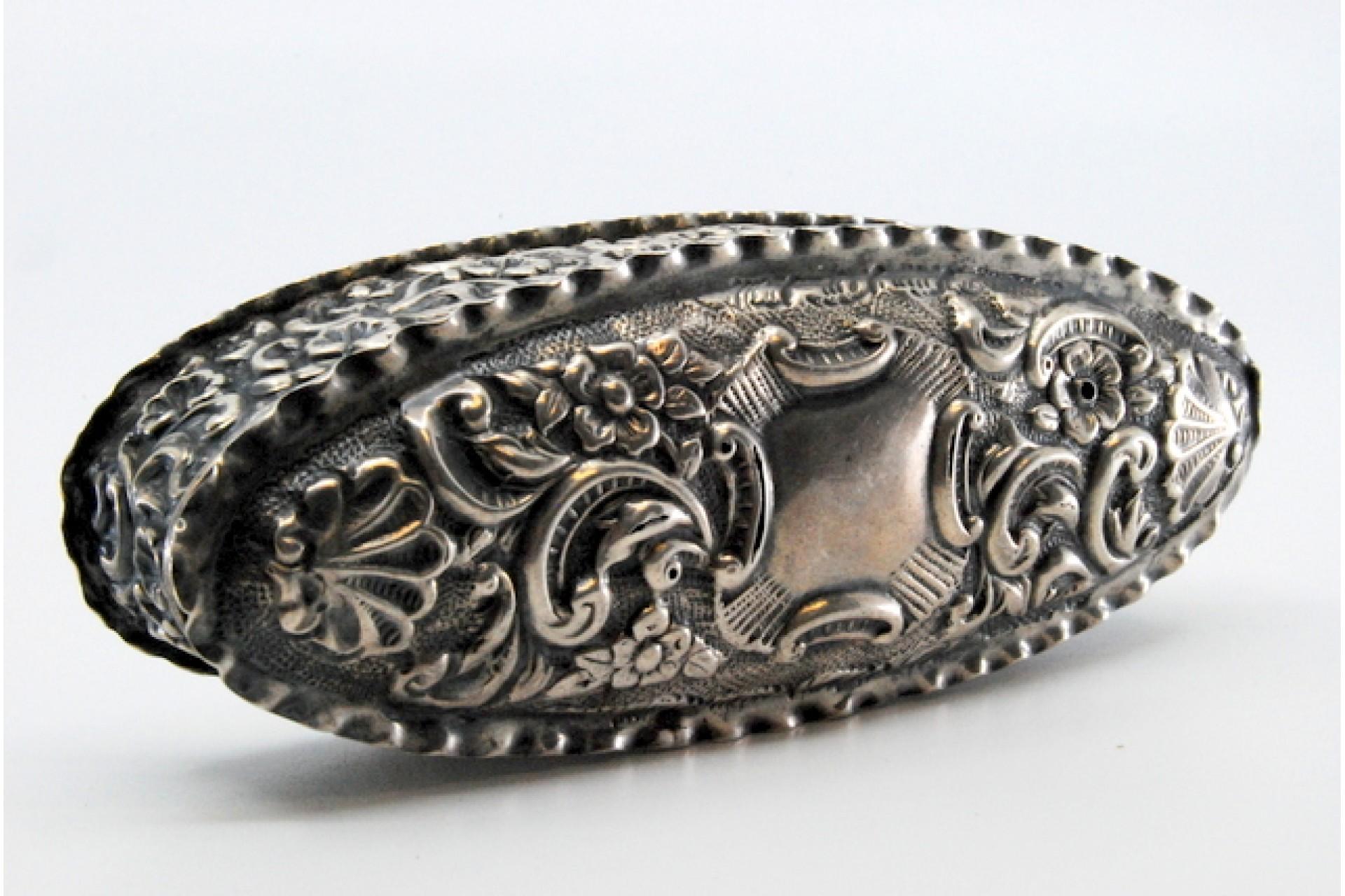 Snuff box in embossed silver (Europäisch) im Angebot