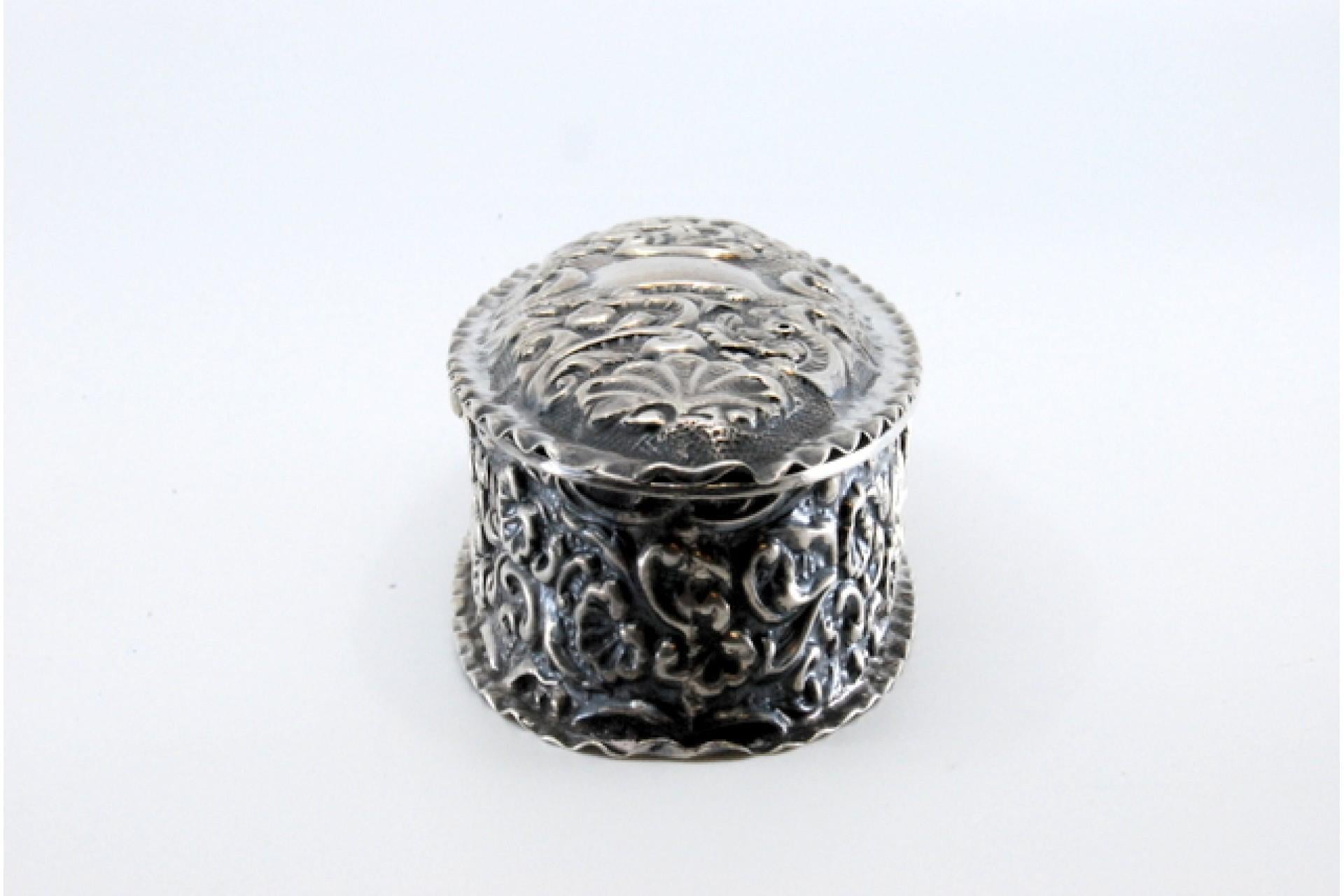 Snuff box in embossed silver im Zustand „Gut“ im Angebot in Porto, PT