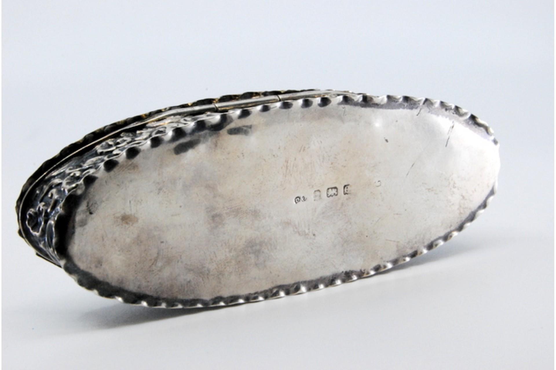 Snuff box in embossed silver (20. Jahrhundert) im Angebot