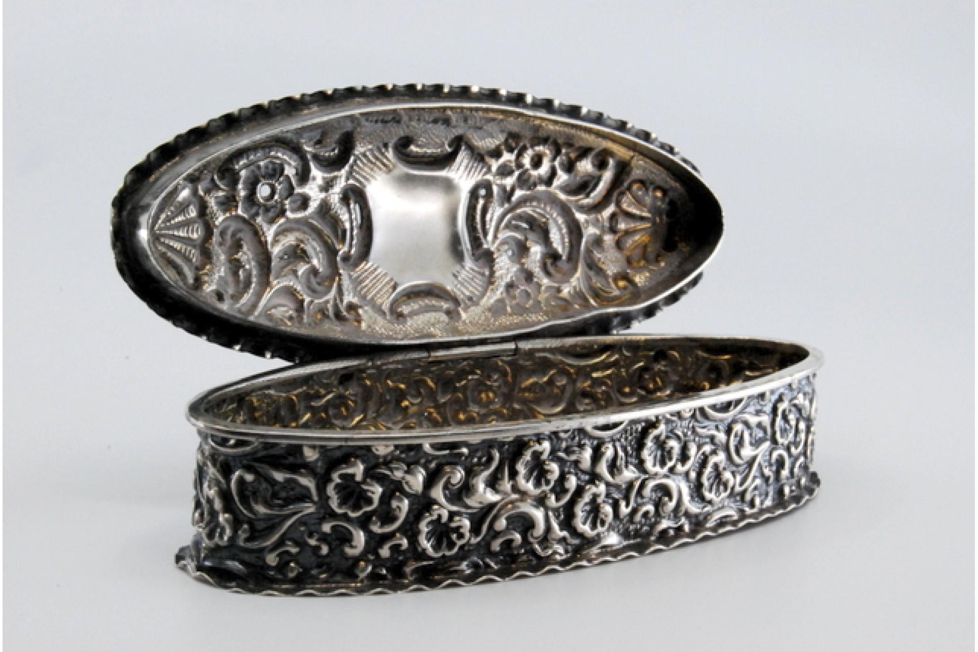 Snuff box in embossed silver (Silber) im Angebot