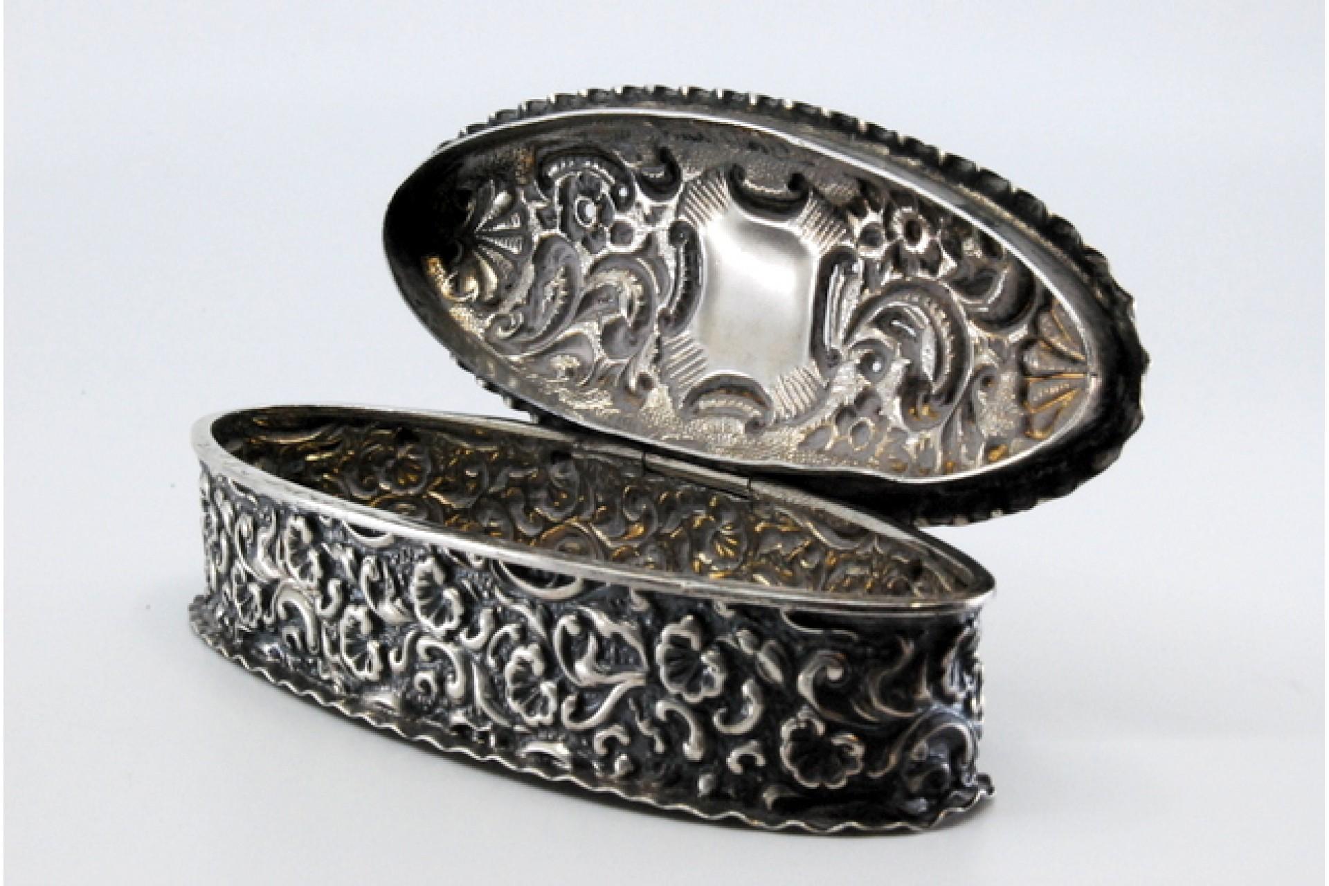 Snuff box in embossed silver im Angebot 1