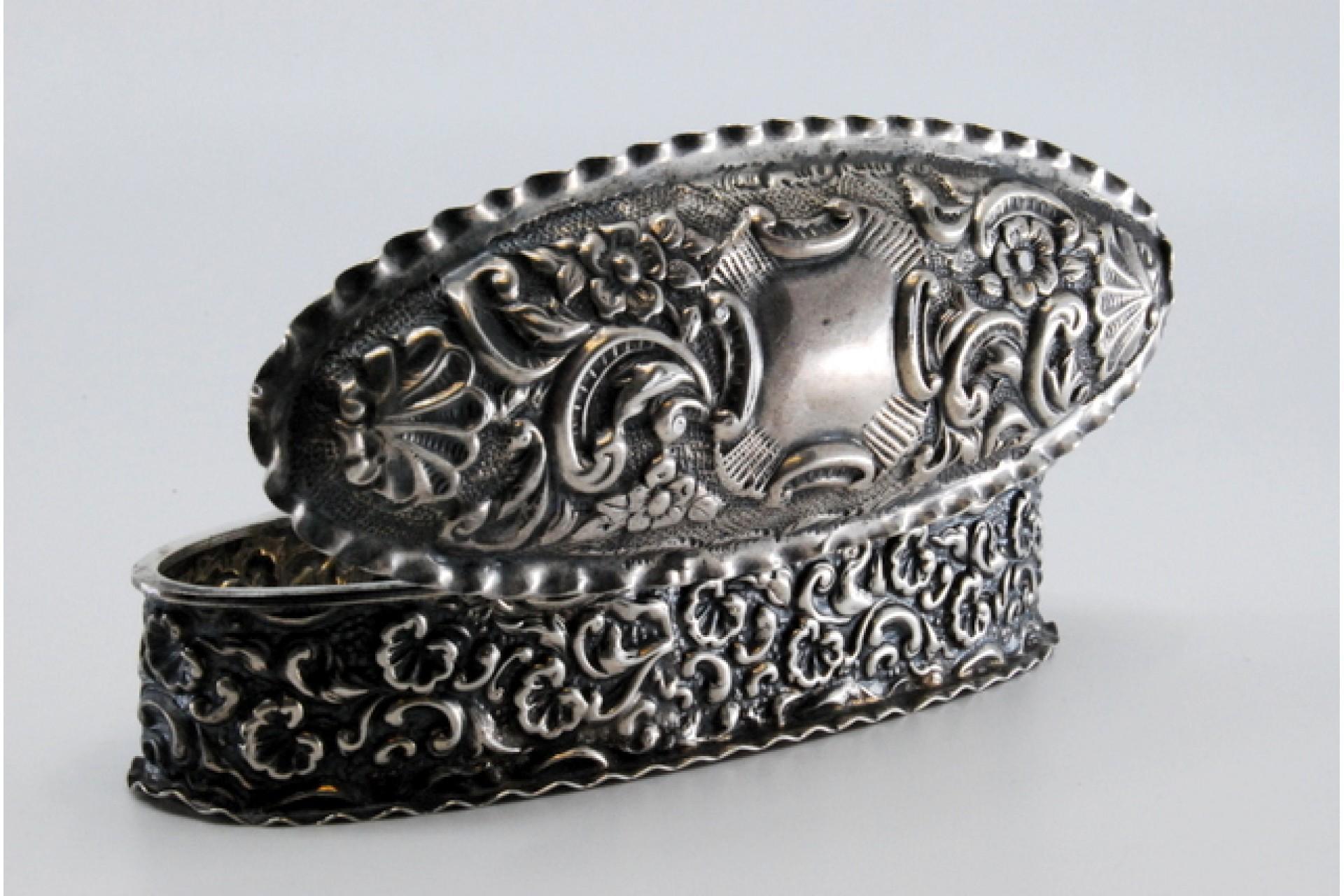 Snuff box in embossed silver im Angebot 2