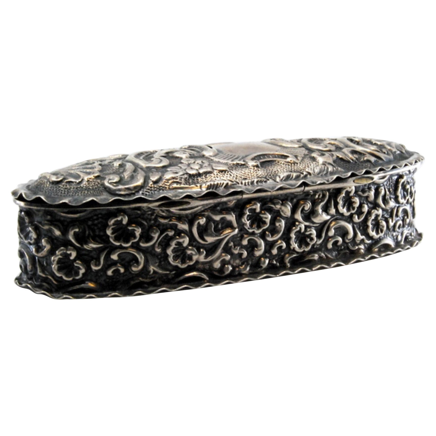 Snuff box in embossed silver