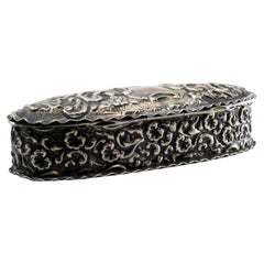 Snuff box in embossed silver Snuff box in embossed silver