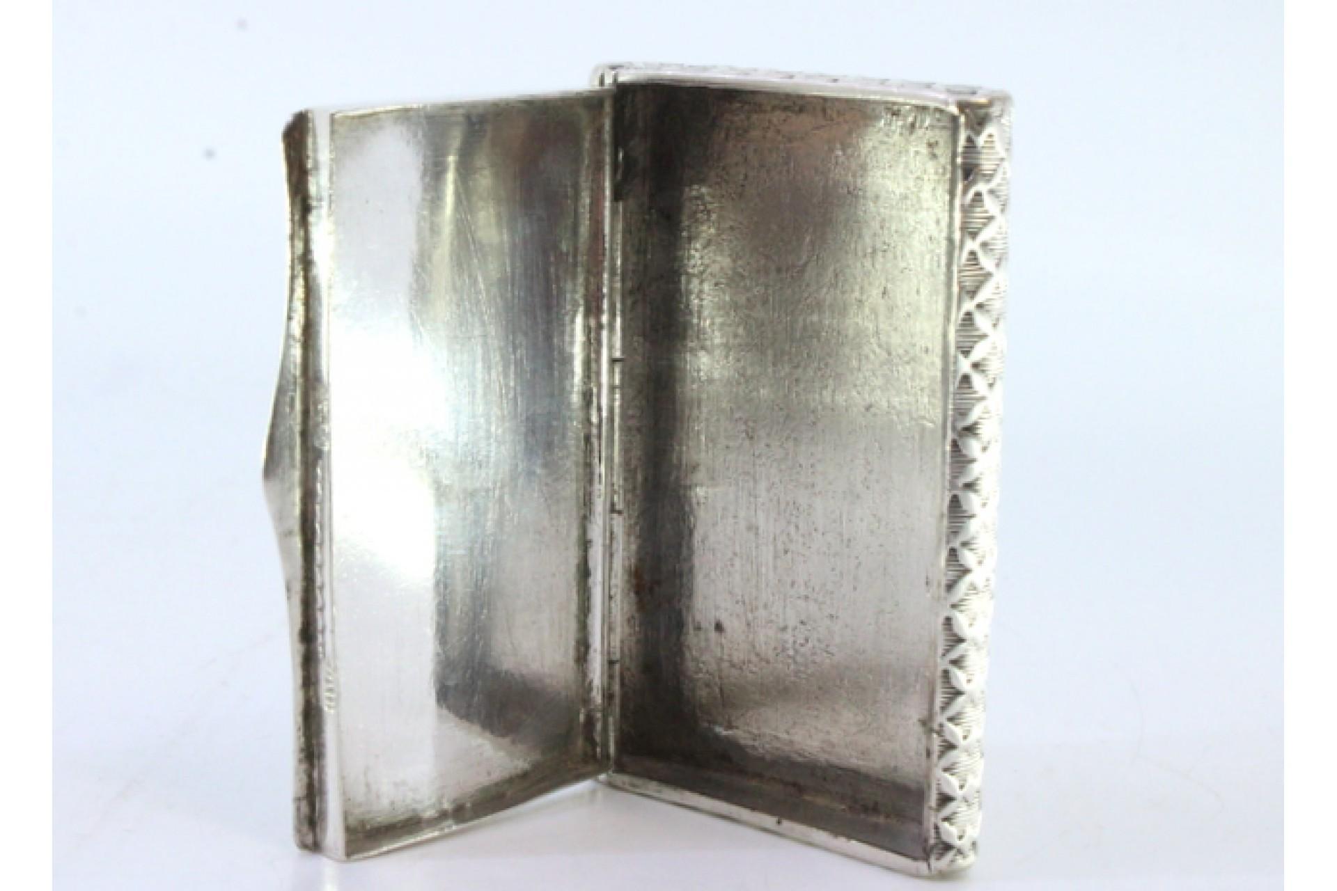 Europeo Snuff box in embossed silver with a curved shape and hinged lid in vendita