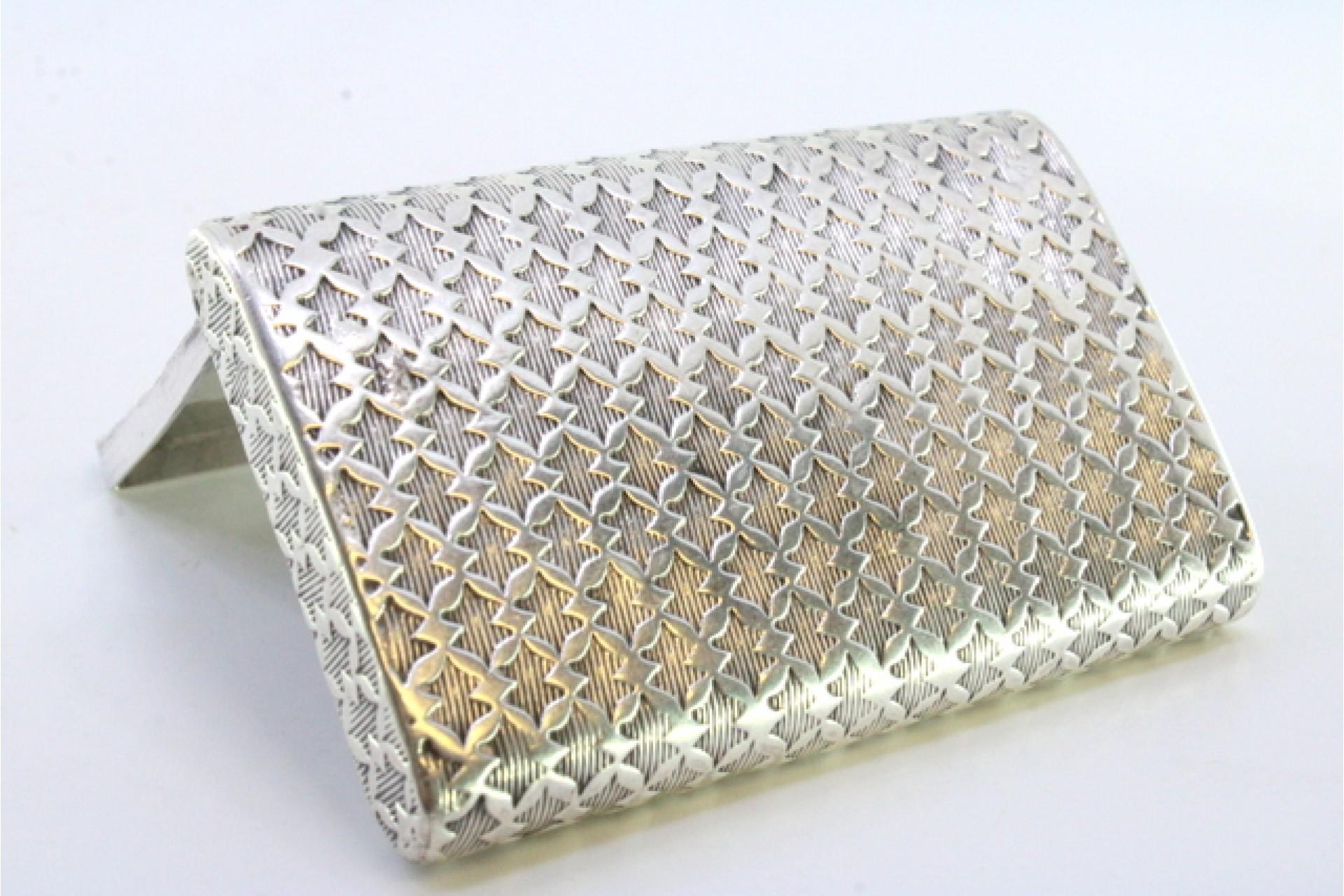 Snuff box in embossed silver with a curved shape and hinged lid In condizioni buone in vendita a Porto, PT