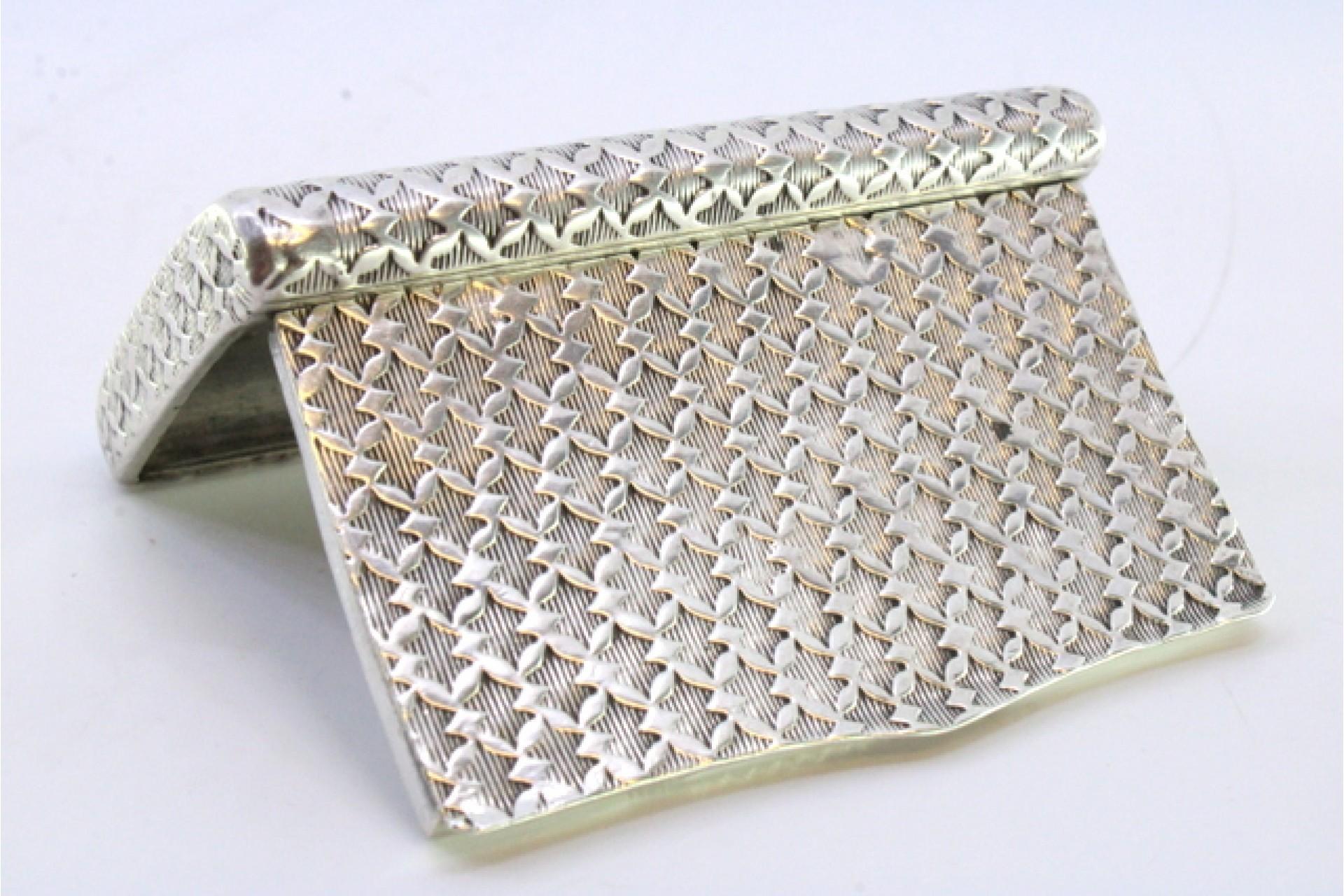 XVIII secolo Snuff box in embossed silver with a curved shape and hinged lid in vendita