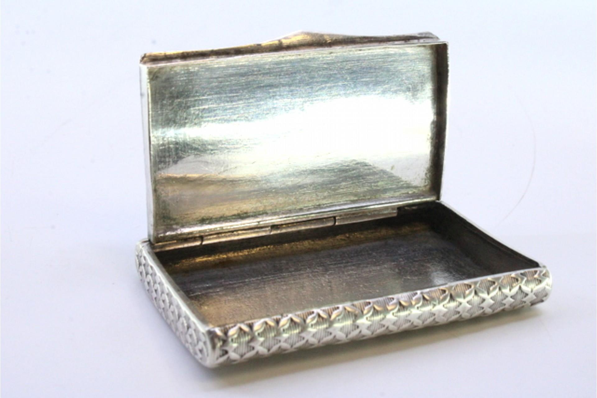 Argento Snuff box in embossed silver with a curved shape and hinged lid in vendita
