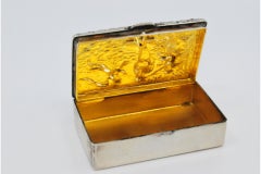 Snuff box in embossed silver with a gold interior and a hinged lid