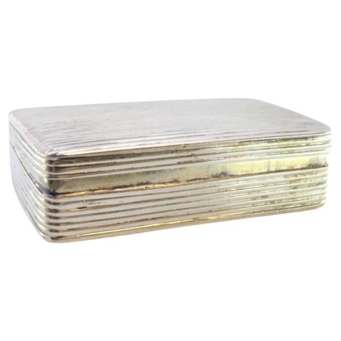 Snuff box in fluted silver with embossed lid enclosing a monogram card