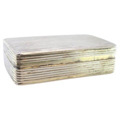 Snuff box in fluted silver with embossed lid enclosing a monogram card