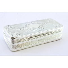 Tabatière en argent cannelé avec gravure sur le couvercle et carte monogramme.