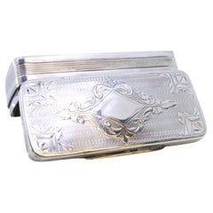 Snuff box in fluted silver with engraving on the lid and a monogram card