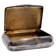 Snuff box in fluted silver with hinged lid